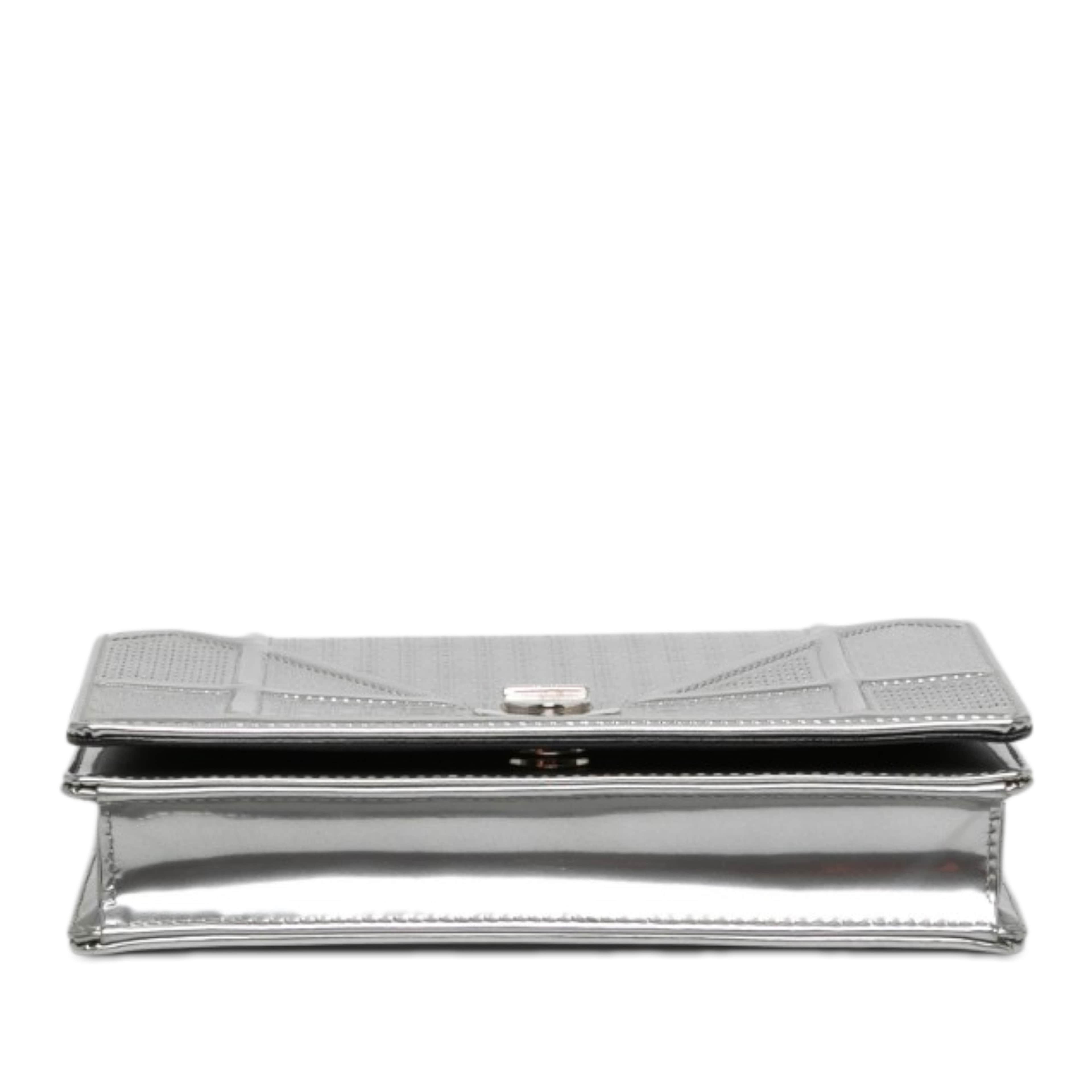 Dior Metallic Patent Microcannage Diorama Wallet On Chain, från Luxclusif, i färgen silver. Klicka för att öppna bilden i stort format