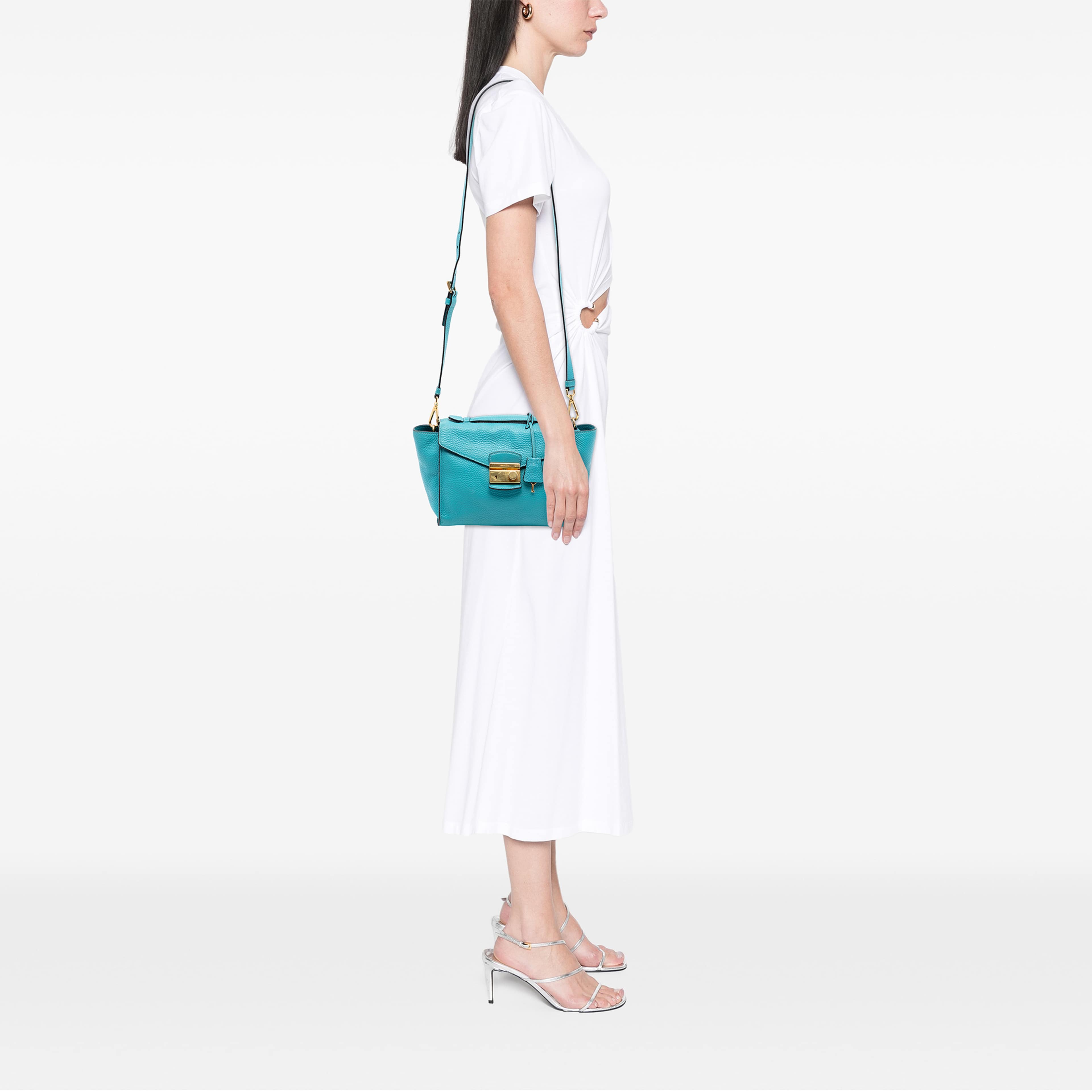 Prada Vitello Daino Sound Lock Satchel, från Luxclusif, i färgen blå. Klicka för att öppna bilden i stort format