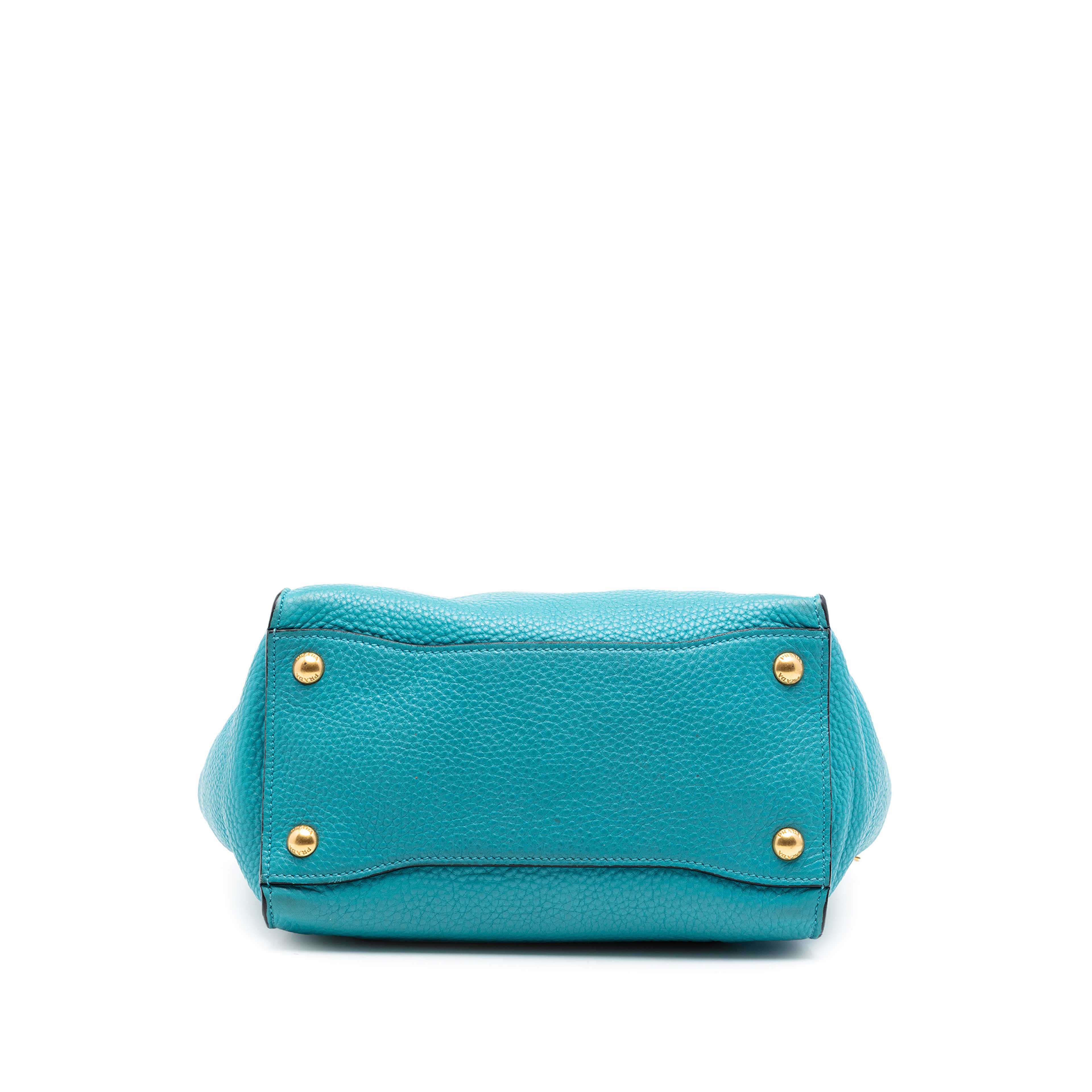 Prada Vitello Daino Sound Lock Satchel, från Luxclusif, i färgen blå. Klicka för att öppna bilden i stort format
