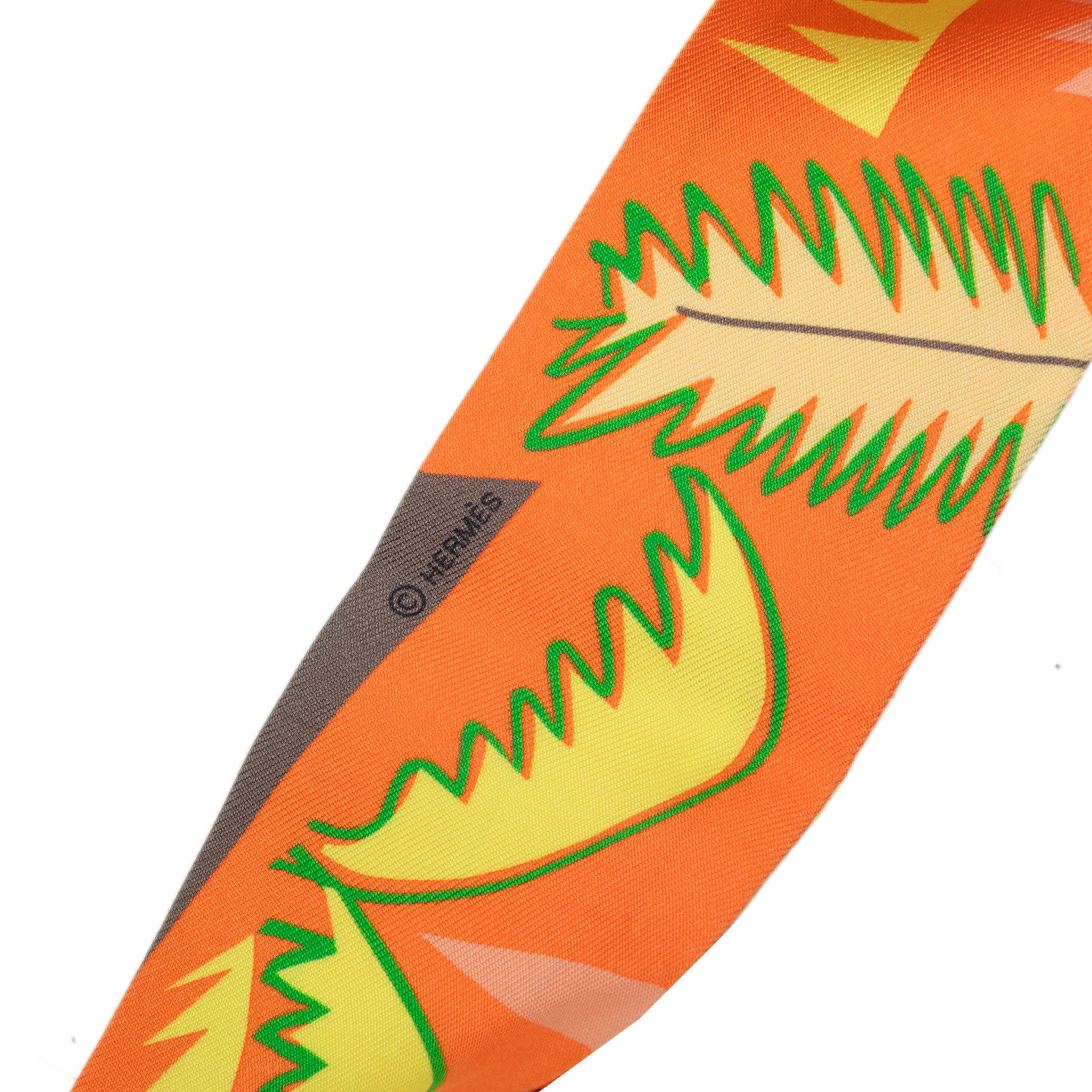 Hermès Sea Surf And Fun Silk Twilly Scarf, från Luxclusif, i färgen orange. Klicka för att öppna bilden i stort format