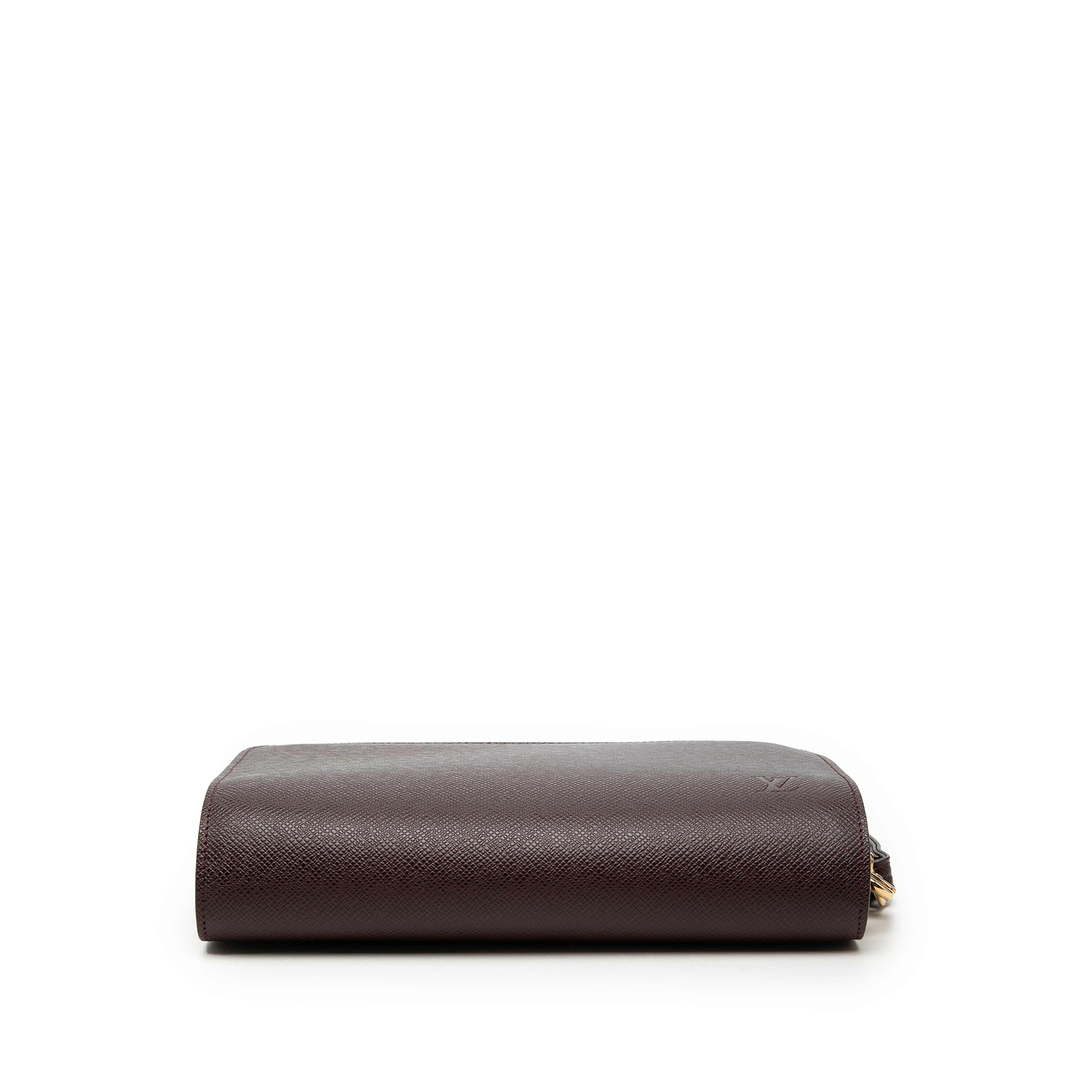 Louis Vuitton Taiga Pochette Baikal, från Luxclusif, i färgen bordeaux. Klicka för att öppna bilden i stort format