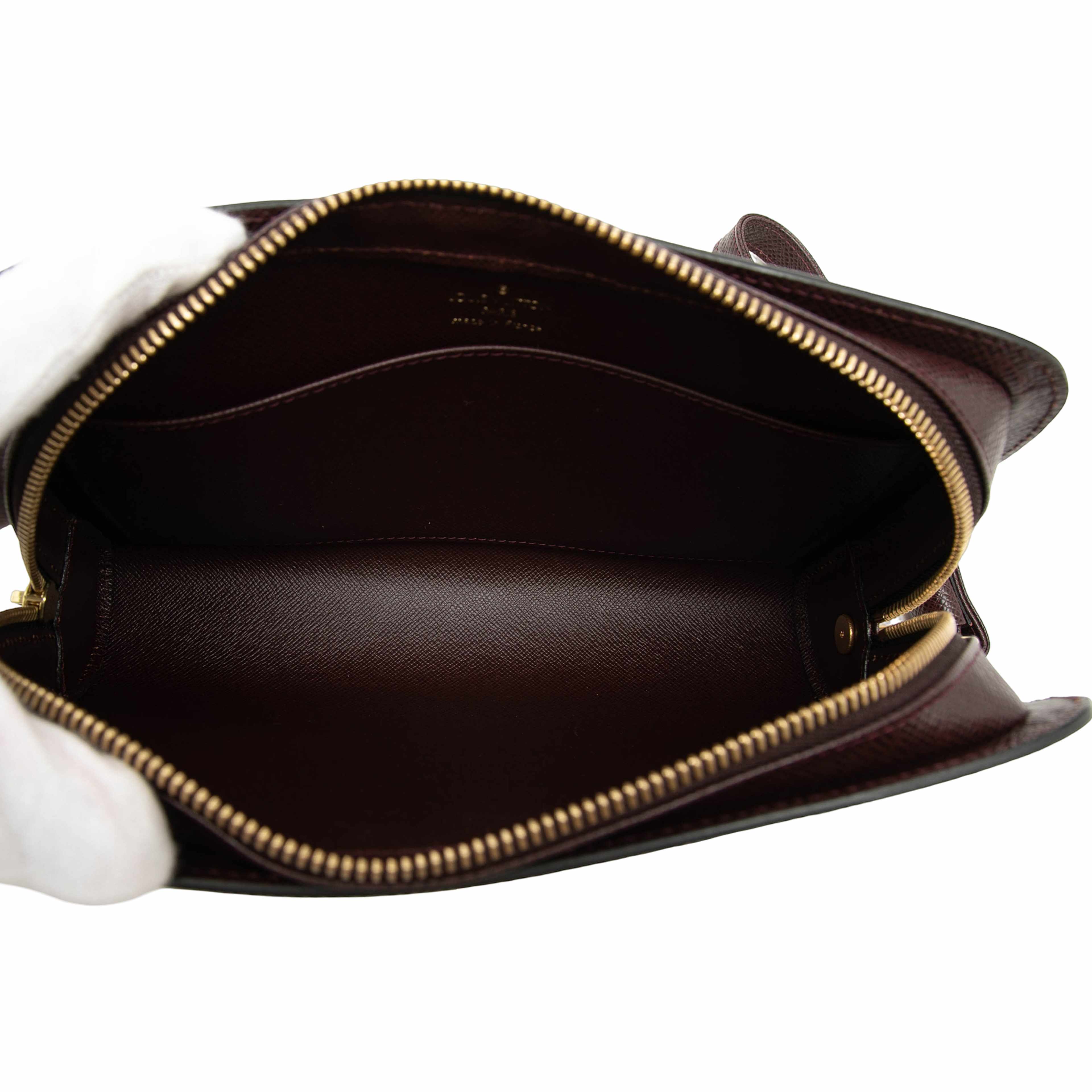Louis Vuitton Taiga Pochette Baikal, från Luxclusif, i färgen bordeaux. Klicka för att öppna bilden i stort format