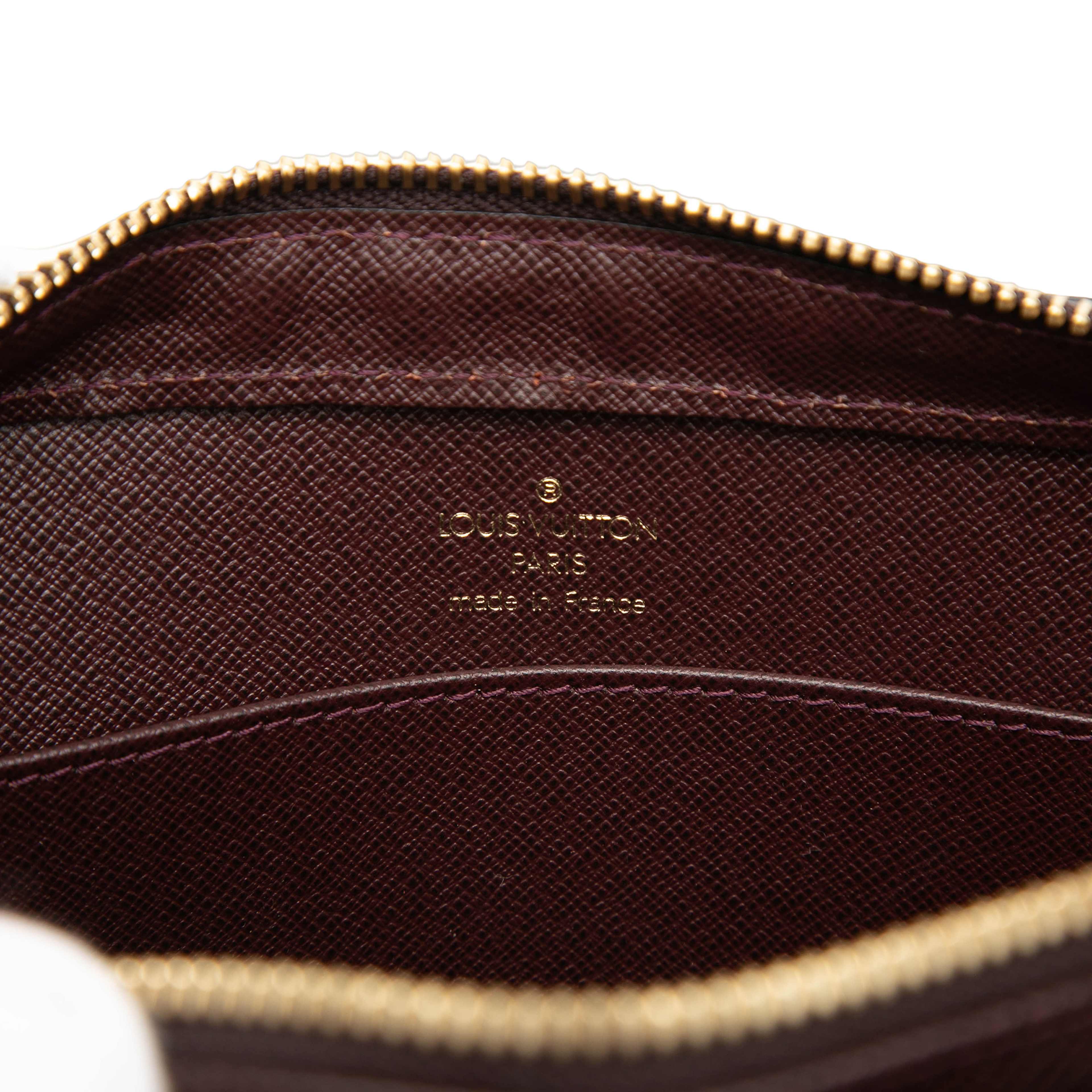 Louis Vuitton Taiga Pochette Baikal, från Luxclusif, i färgen bordeaux. Klicka för att öppna bilden i stort format