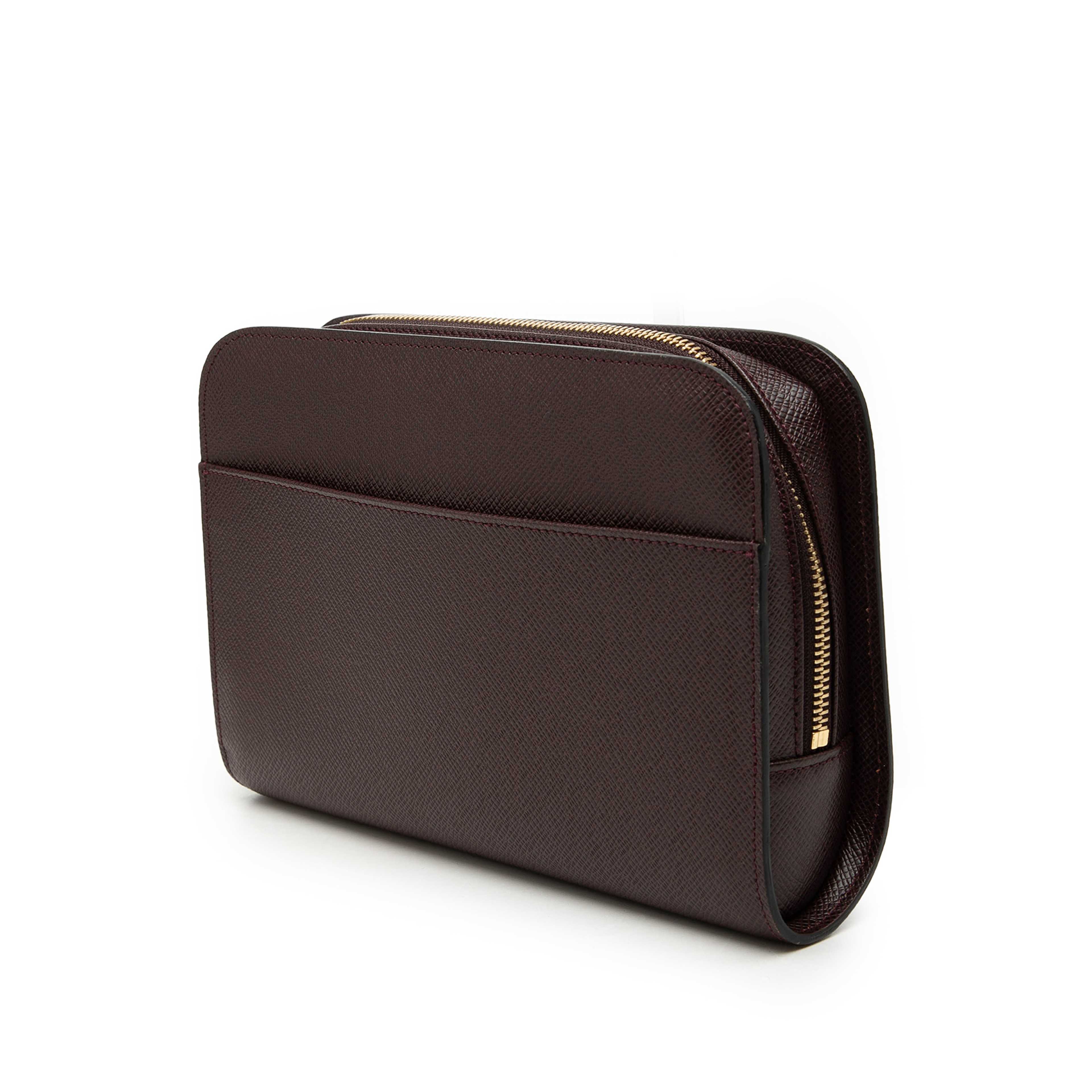 Louis Vuitton Taiga Pochette Baikal, från Luxclusif, i färgen bordeaux. Klicka för att öppna bilden i stort format
