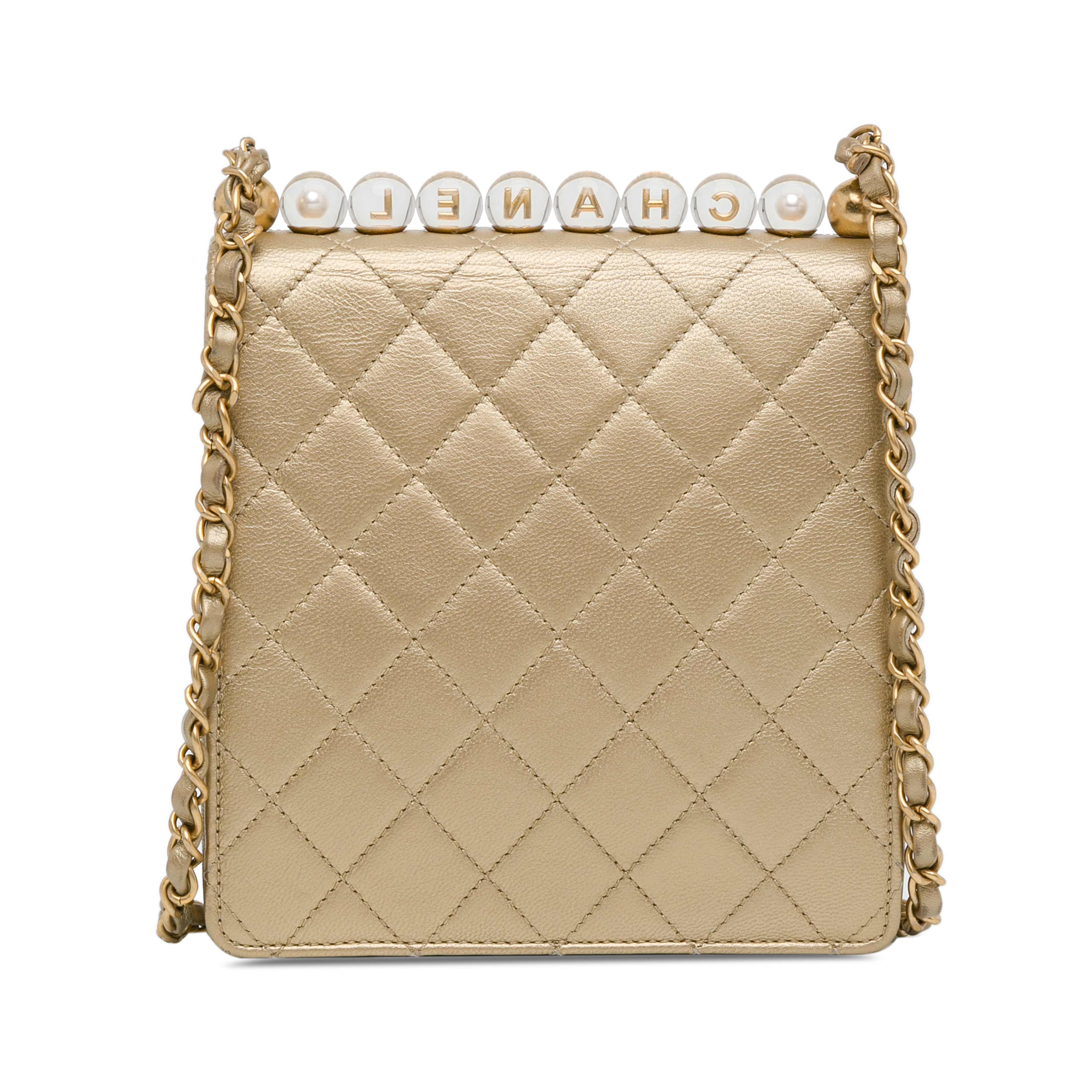 Chanel Small Lambskin Chic Pearls Flap, från Luxclusif, i färgen gold. Klicka för att öppna bilden i stort format
