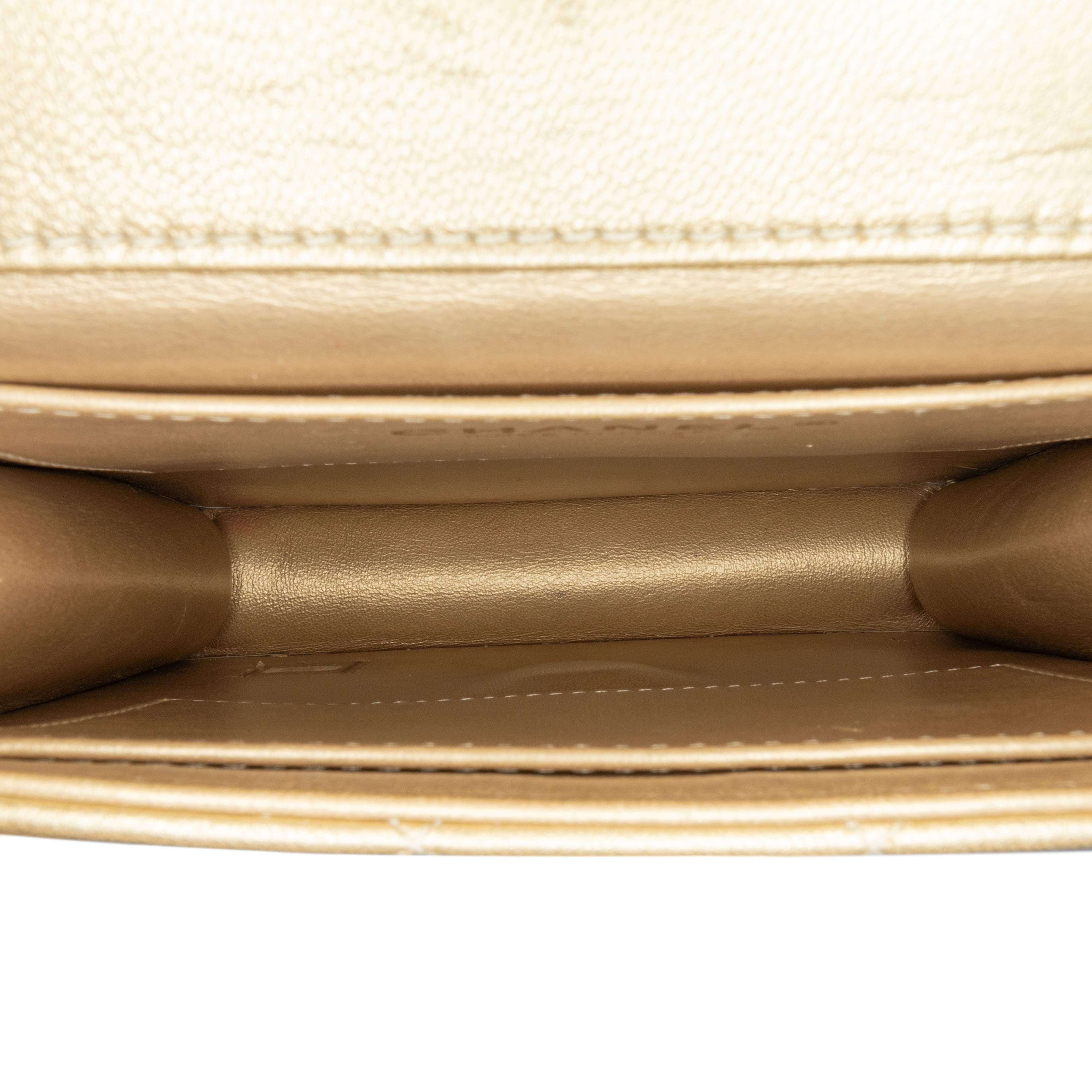 Chanel Small Lambskin Chic Pearls Flap, från Luxclusif, i färgen gold. Klicka för att öppna bilden i stort format