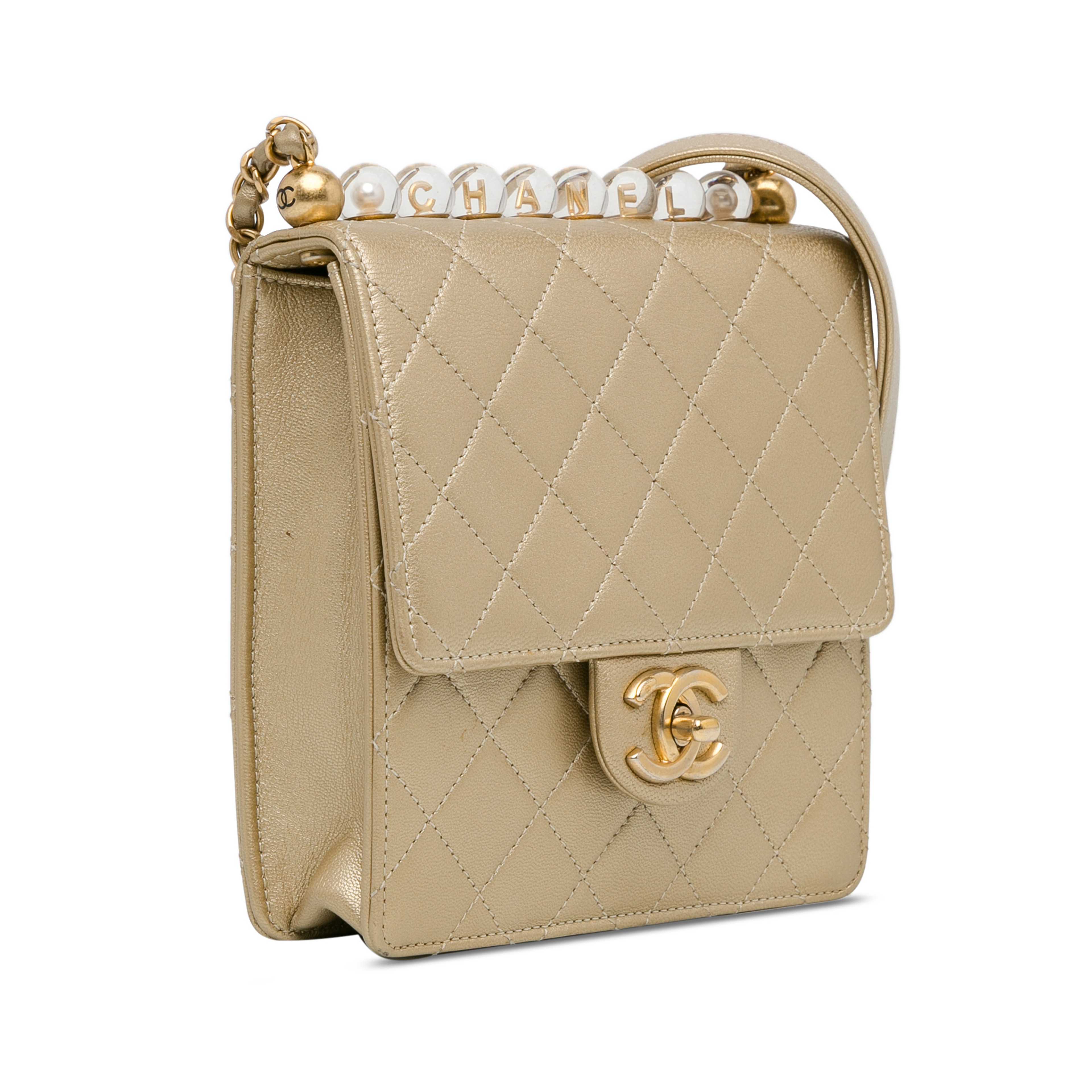 Chanel Small Lambskin Chic Pearls Flap, från Luxclusif, i färgen gold. Klicka för att öppna bilden i stort format