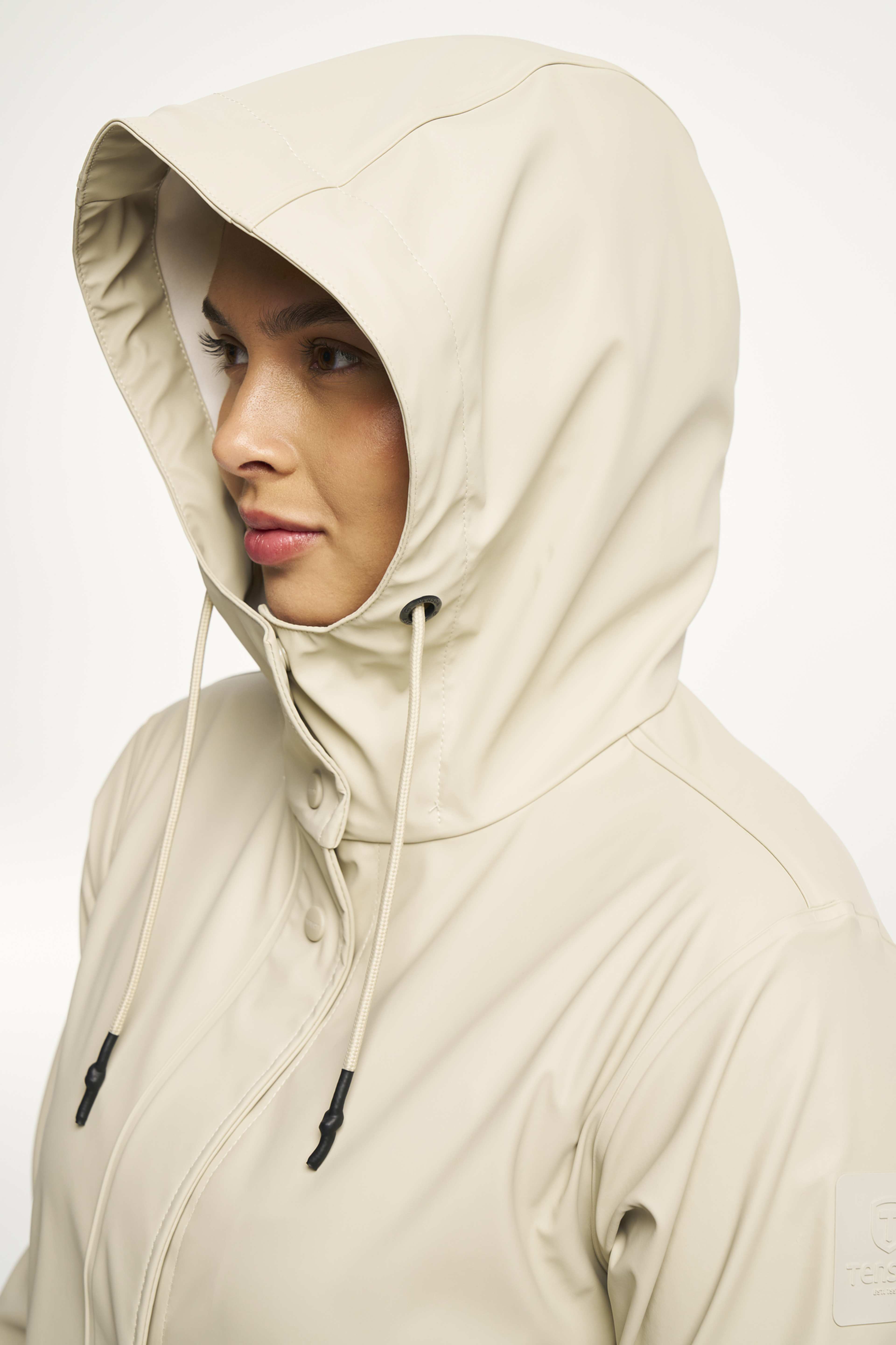 Apelviken Maxi Coat Women, från Tenson, i färgen sand. Klicka för att öppna bilden i stort format