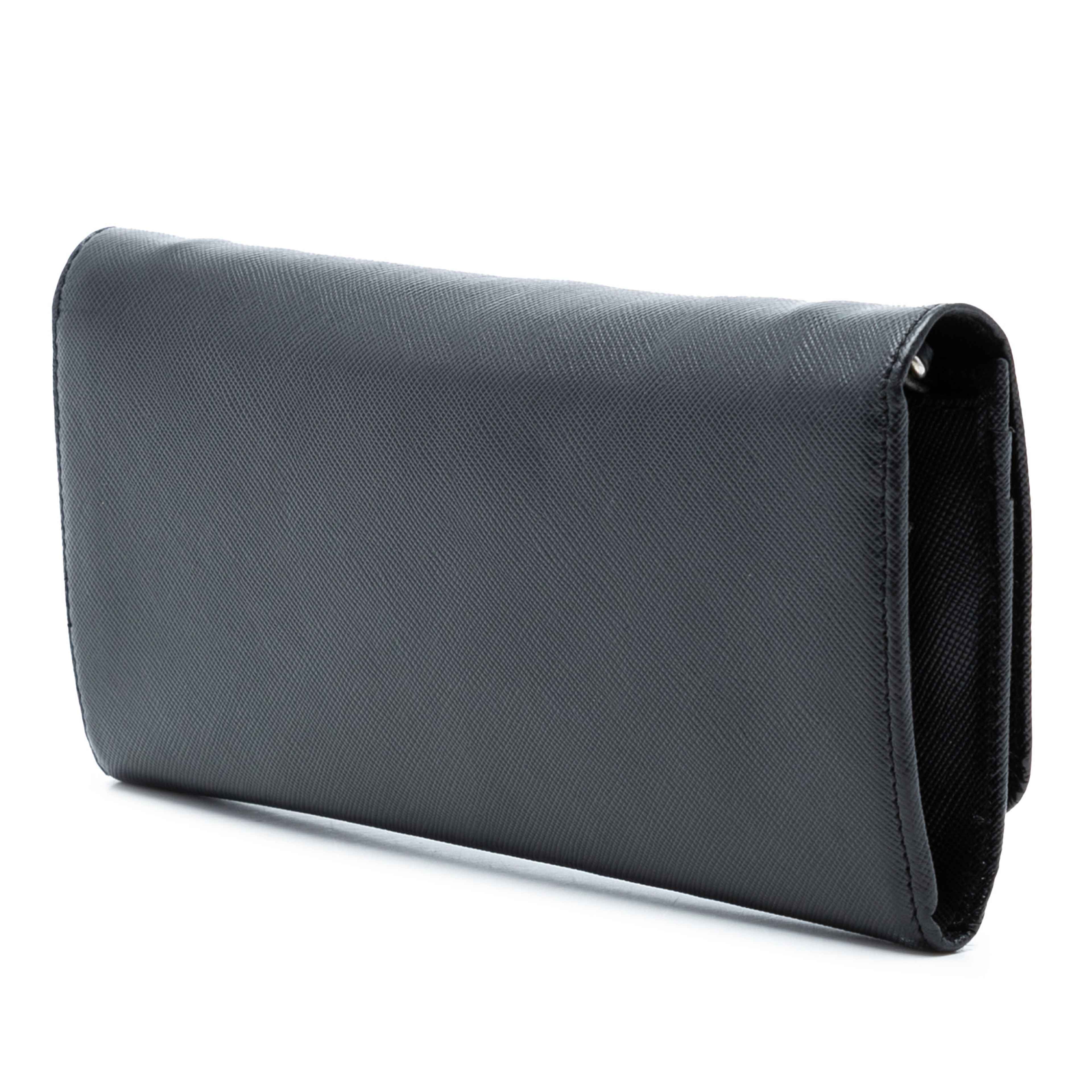 Prada Saffiano Wallet On Chain, från Luxclusif, i färgen black. Klicka för att öppna bilden i stort format