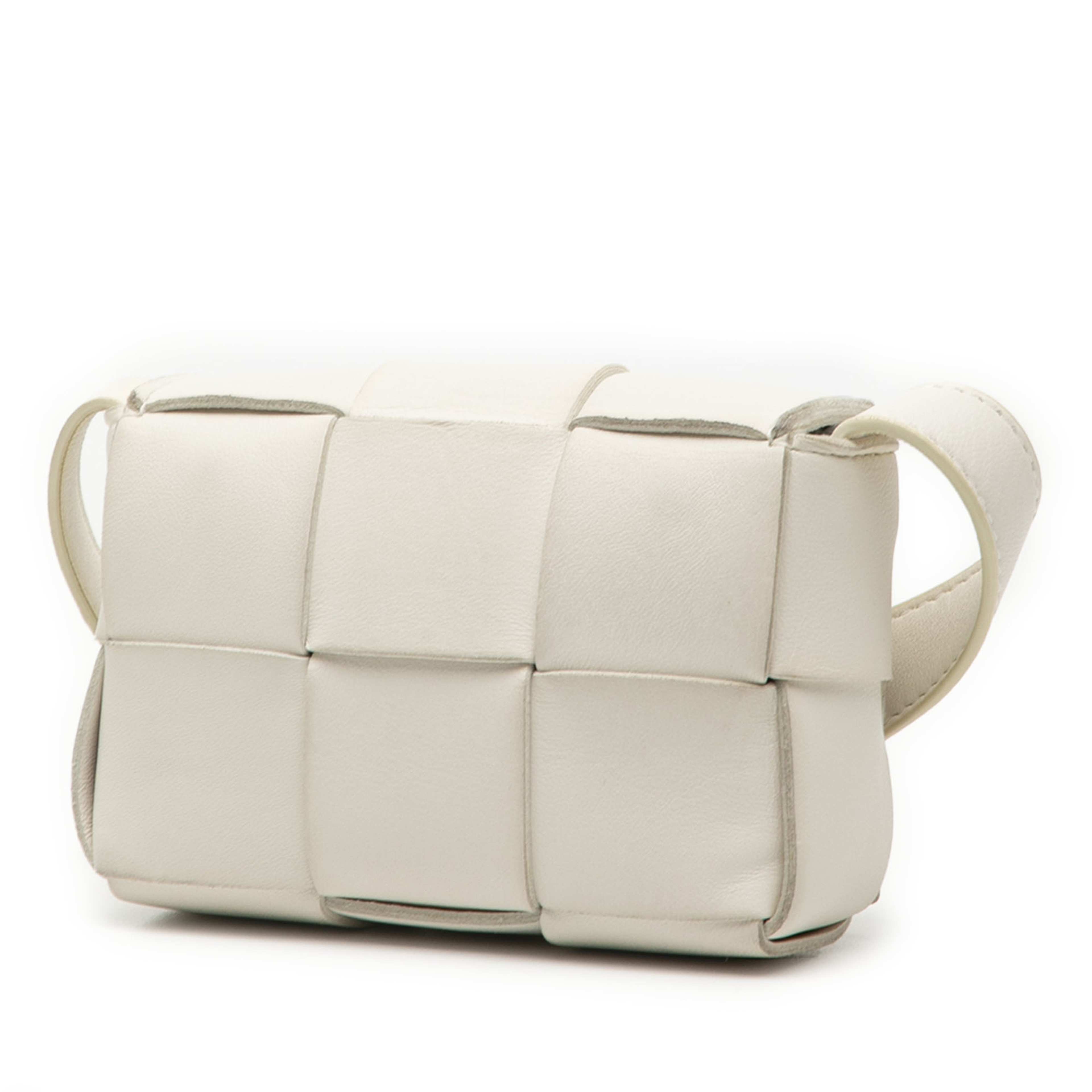 Bottega Veneta Extra Mini Nappa Maxi Intrecciato Cassette Crossbody, från Luxclusif, i färgen white. Klicka för att öppna bilden i stort format