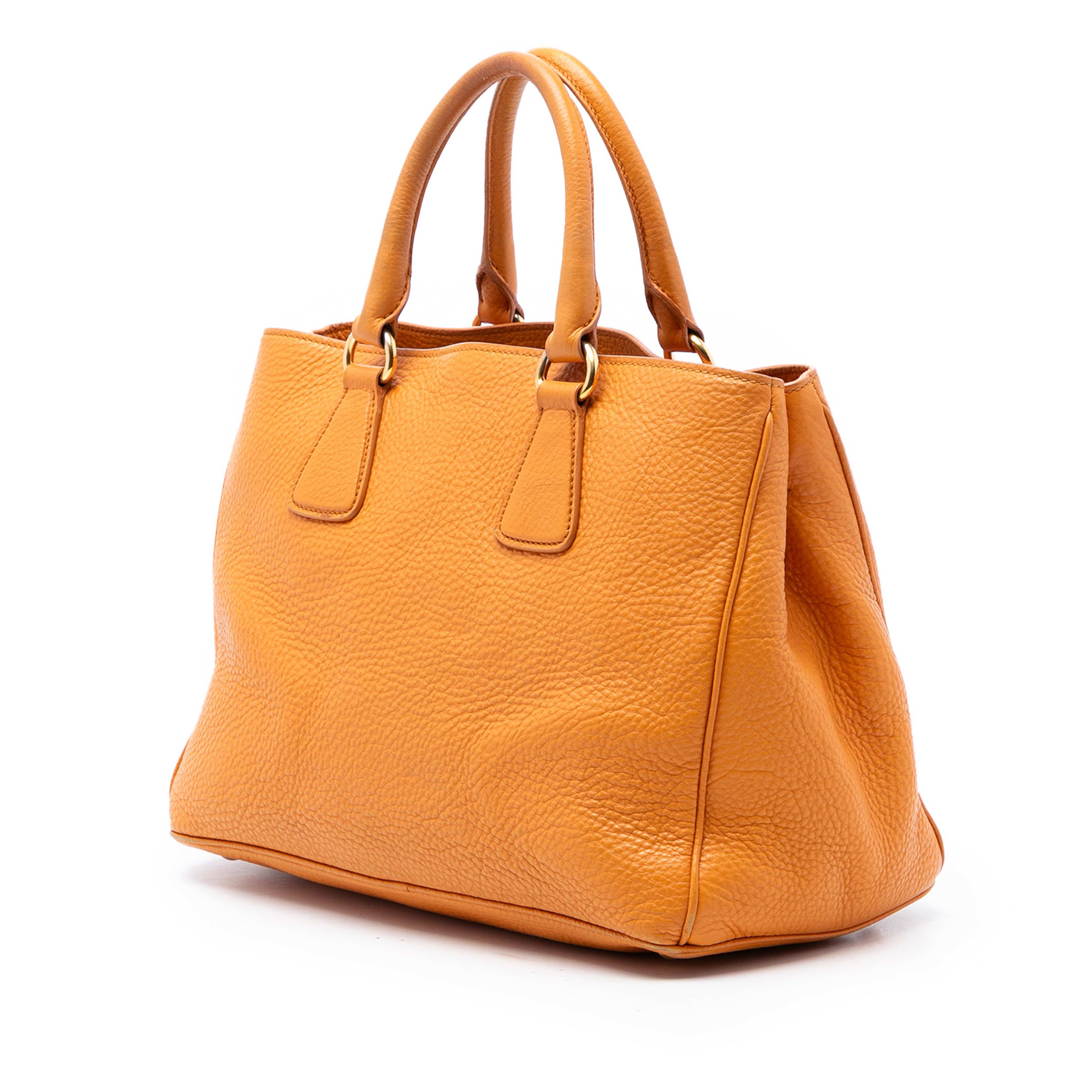 Prada Vitello Daino Open Convertible Tote, från Luxclusif, i färgen light orange. Klicka för att öppna bilden i stort format