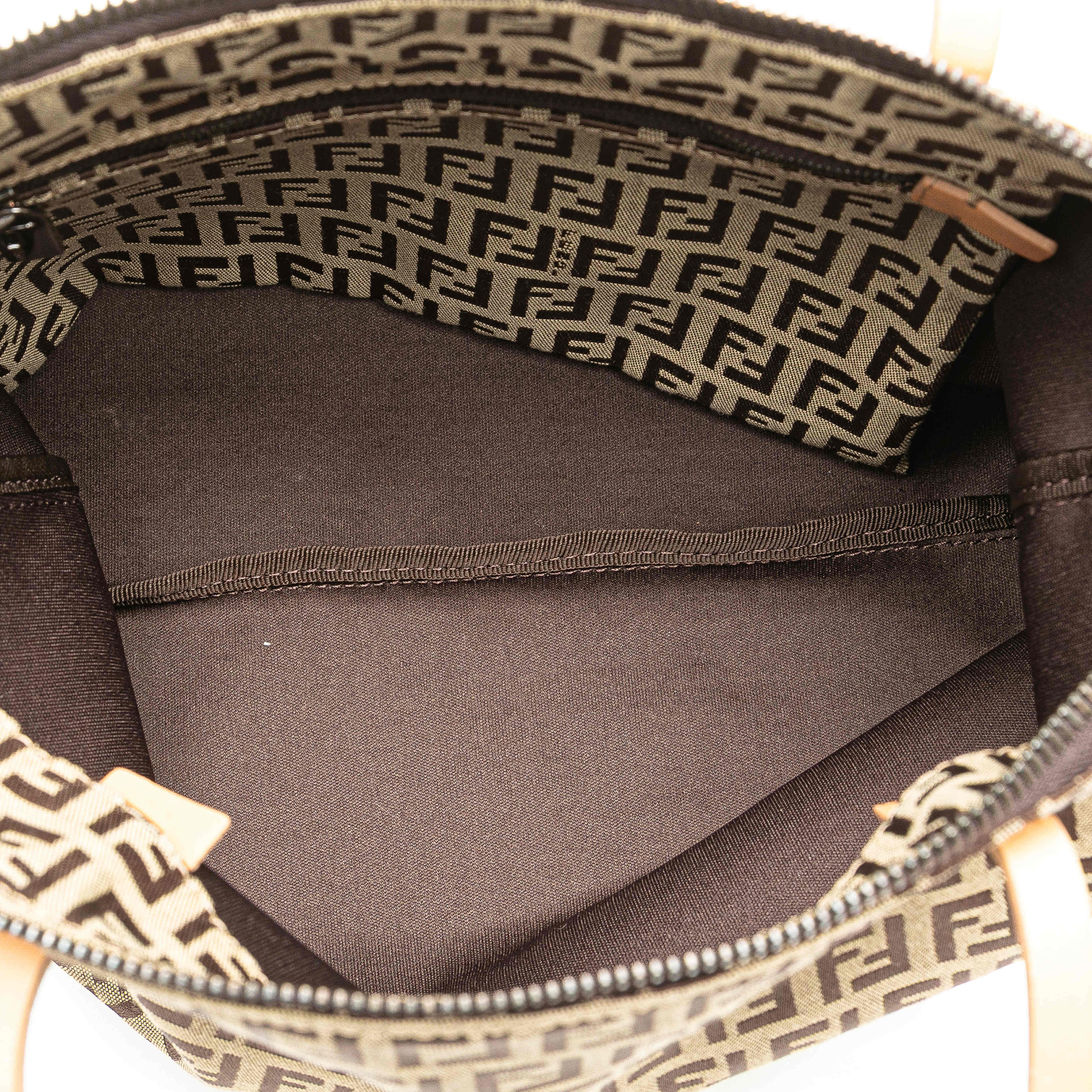Fendi Zucchino Canvas Tote, från Luxclusif, i färgen beige. Klicka för att öppna bilden i stort format