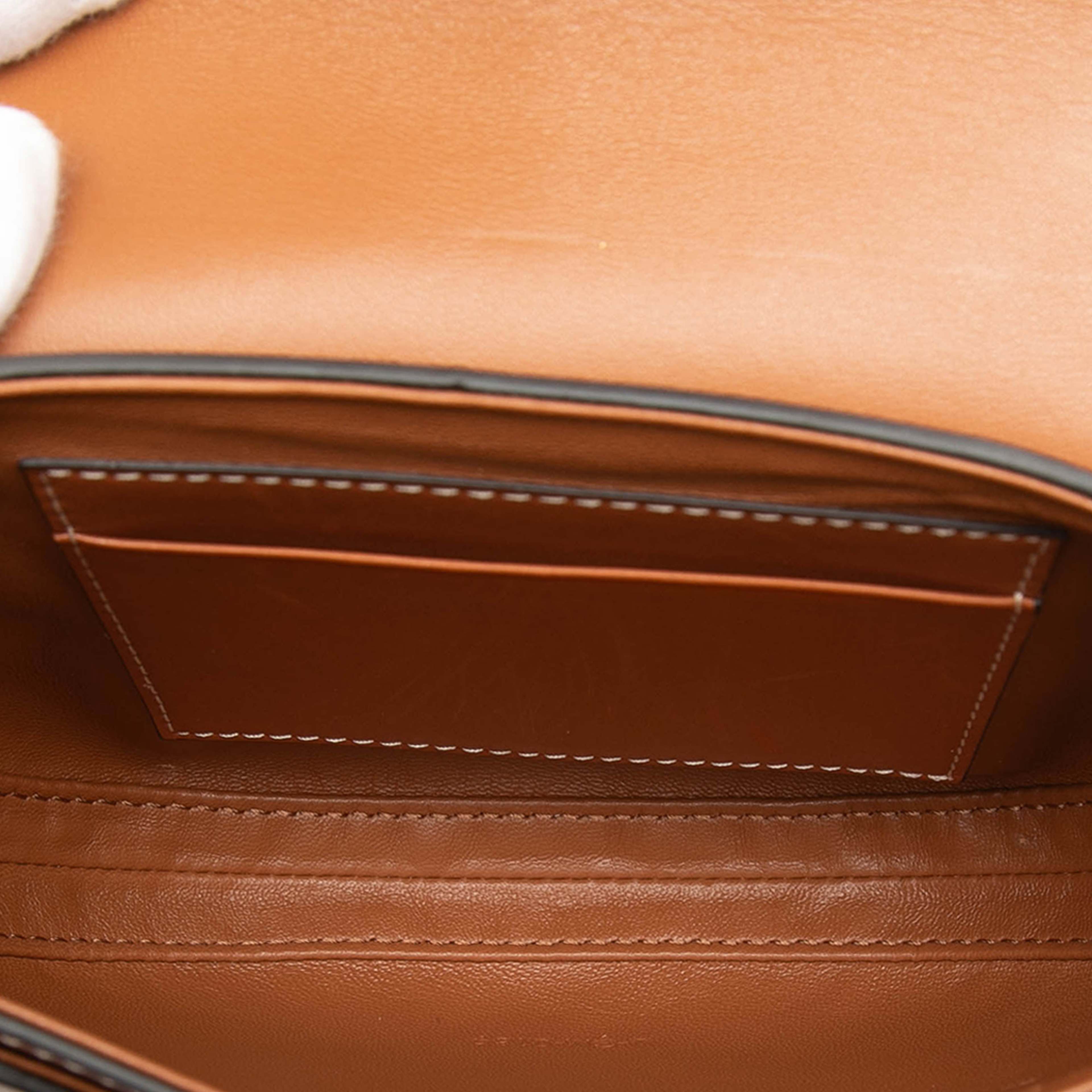 Celine Small Calfskin Besace 16 Crossbody, från Luxclusif, i färgen brown. Klicka för att öppna bilden i stort format