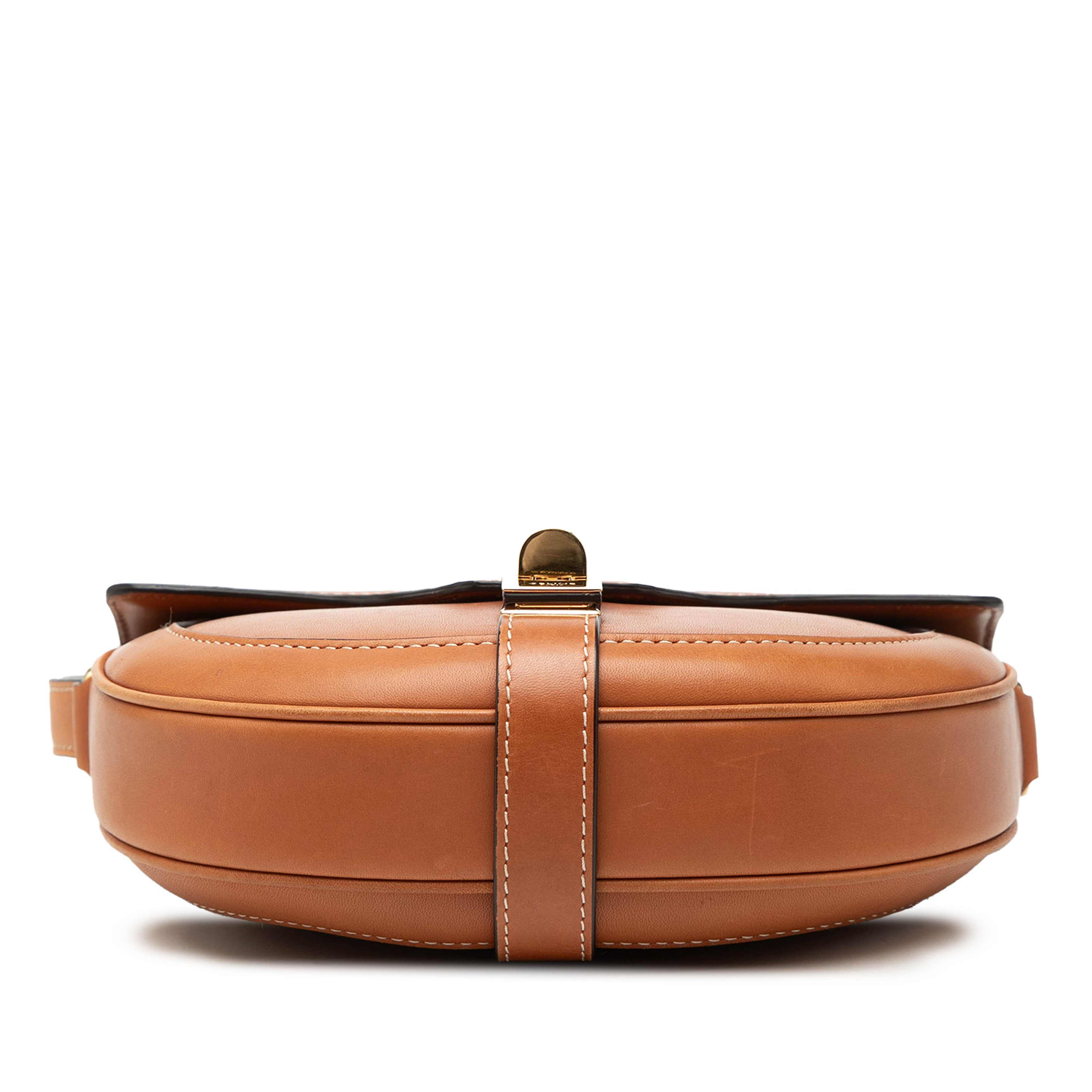 Celine Small Calfskin Besace 16 Crossbody, från Luxclusif, i färgen brown. Klicka för att öppna bilden i stort format