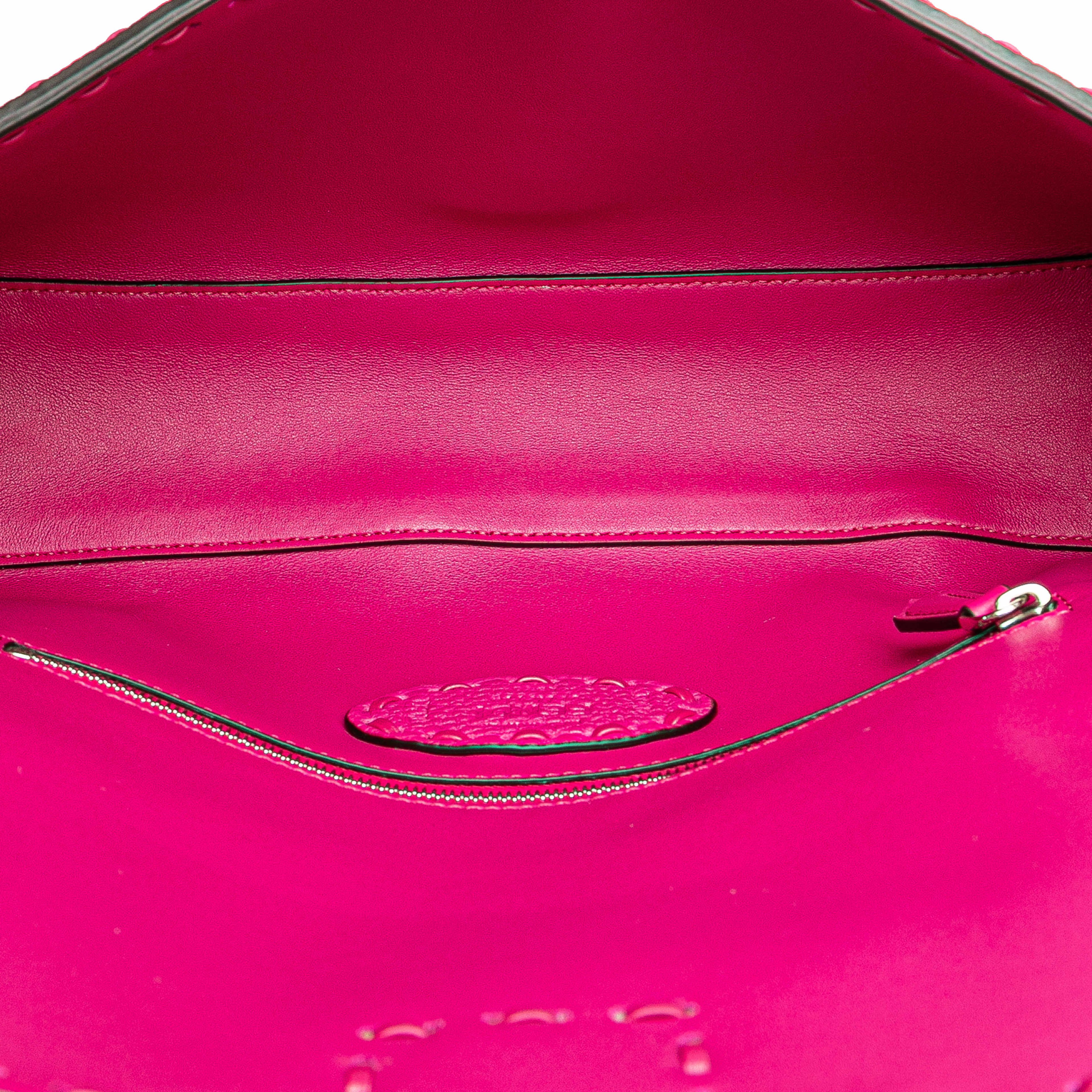 Fendi Leather Selleria Baguette Satchel, från Luxclusif, i färgen hot pink. Klicka för att öppna bilden i stort format