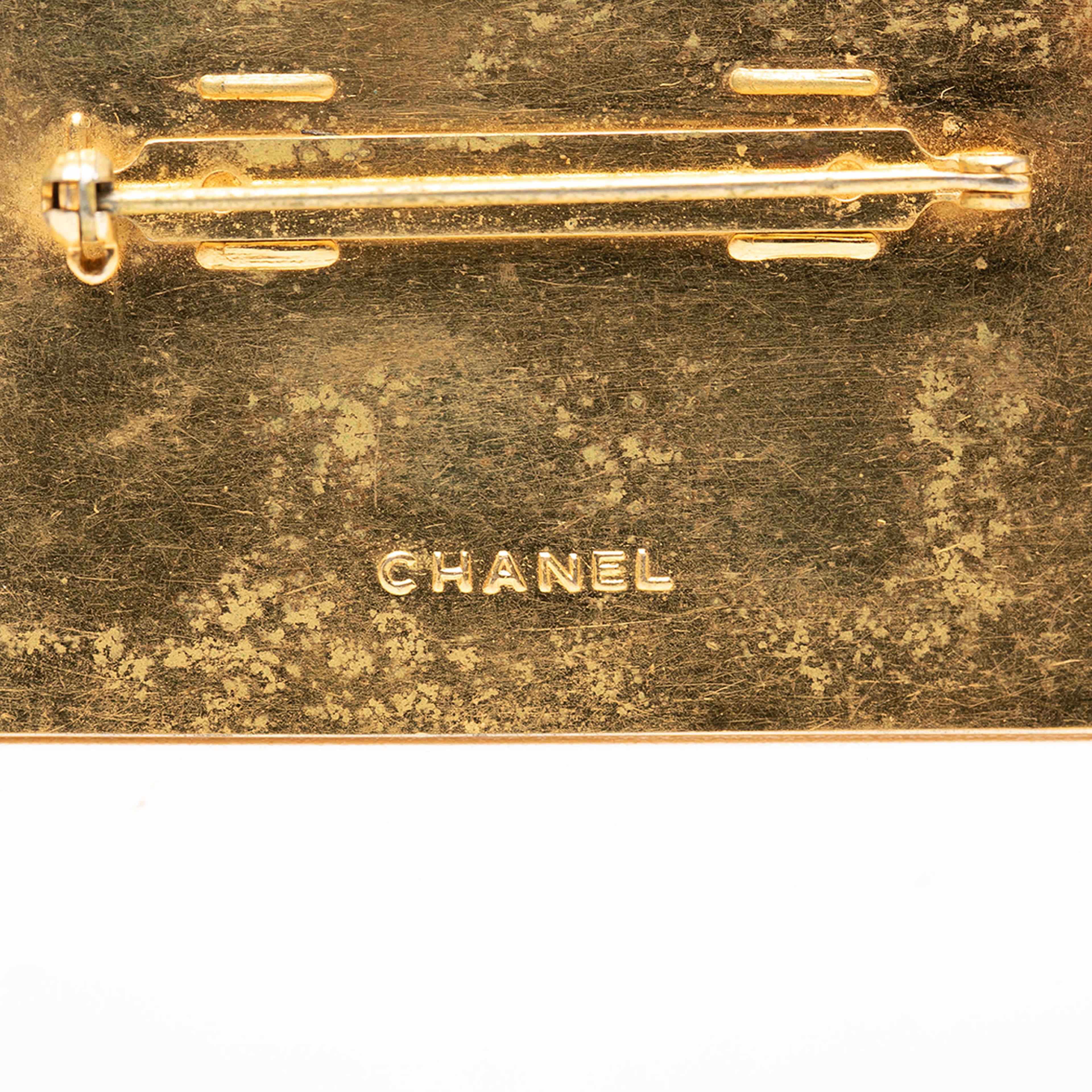 Chanel Cc Gold Plated Logo Plate Brooch, från Luxclusif, i färgen guld. Klicka för att öppna bilden i stort format