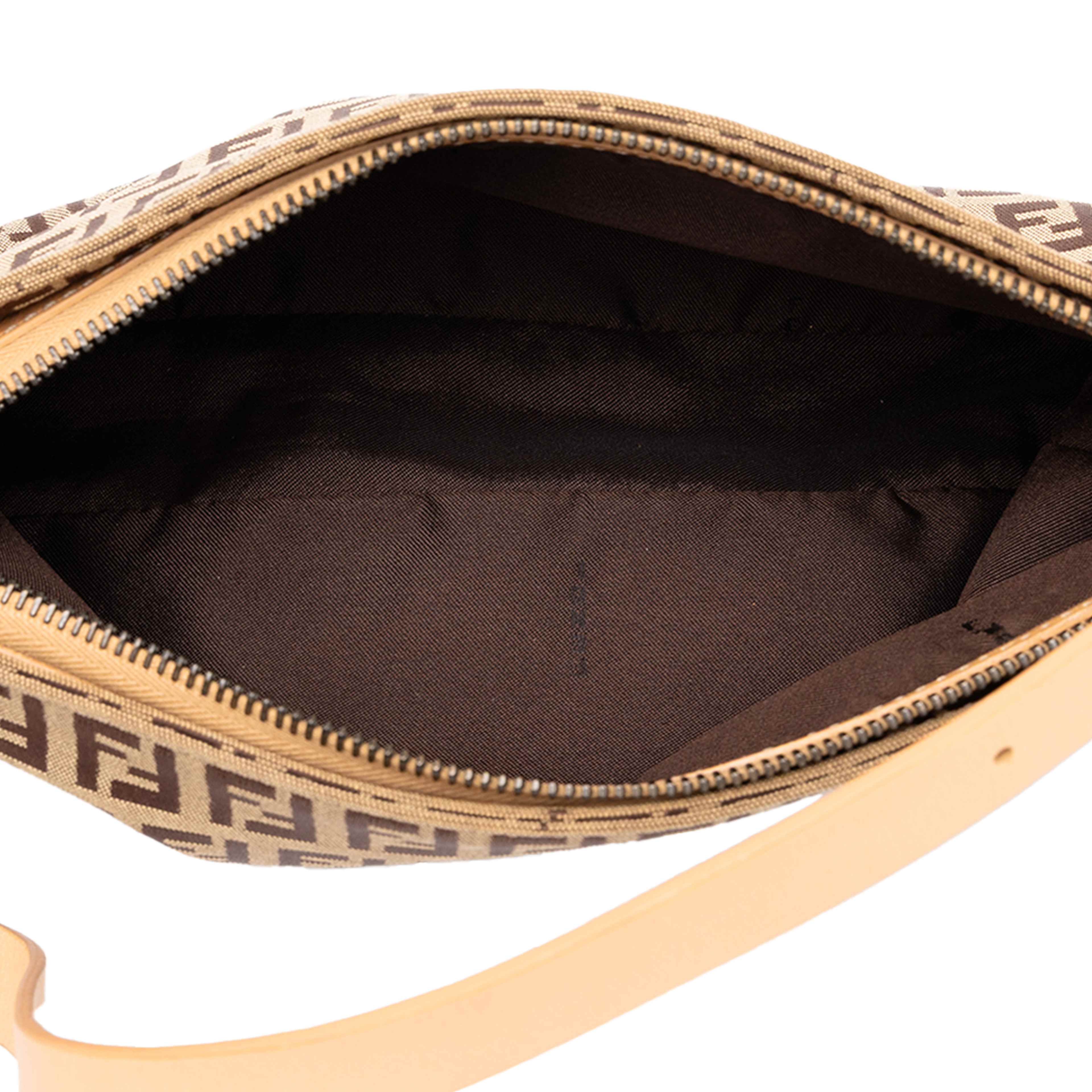 Fendi Zucchino Canvas Pochette, från Luxclusif, i färgen brun. Klicka för att öppna bilden i stort format