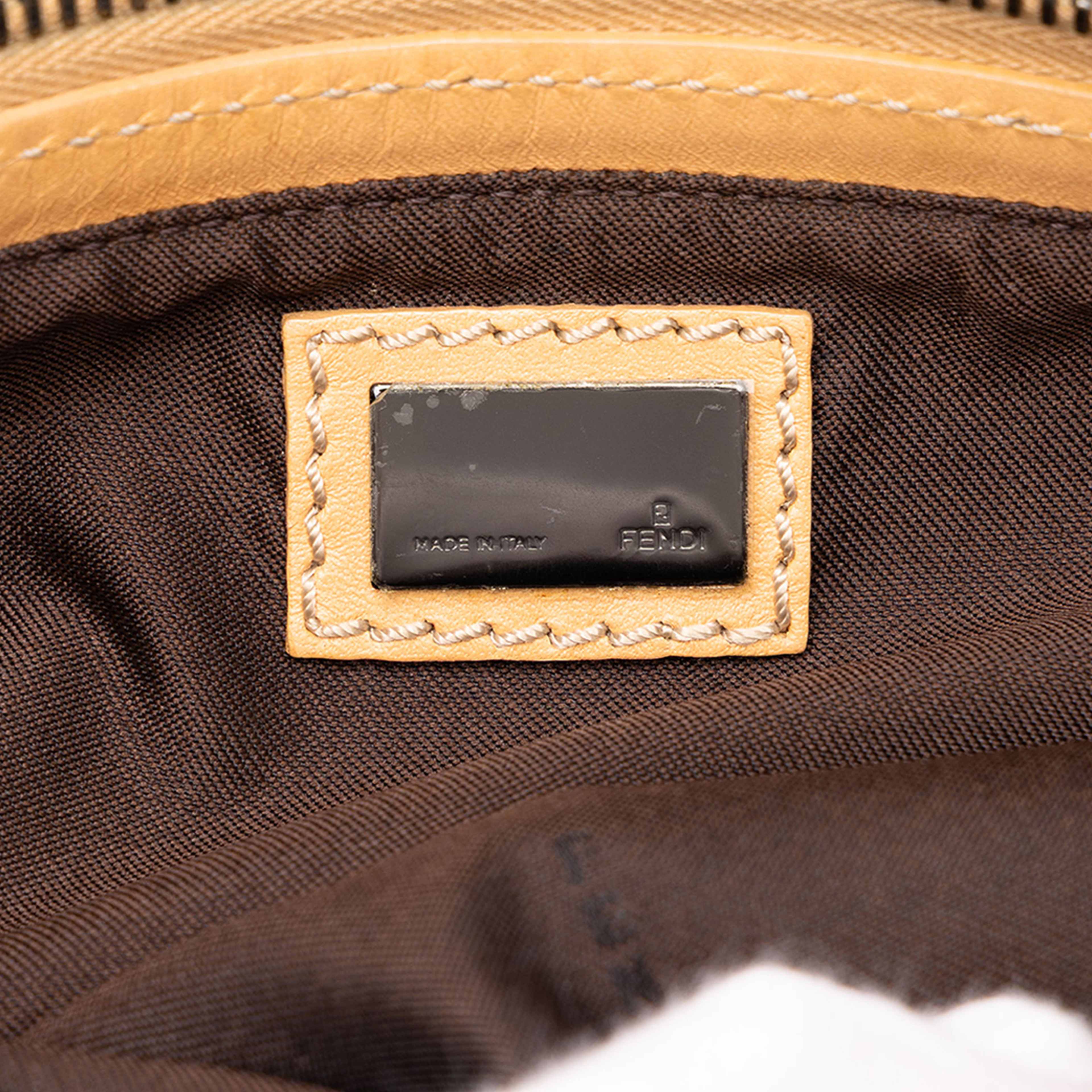 Fendi Zucchino Canvas Pochette, från Luxclusif, i färgen brun. Klicka för att öppna bilden i stort format