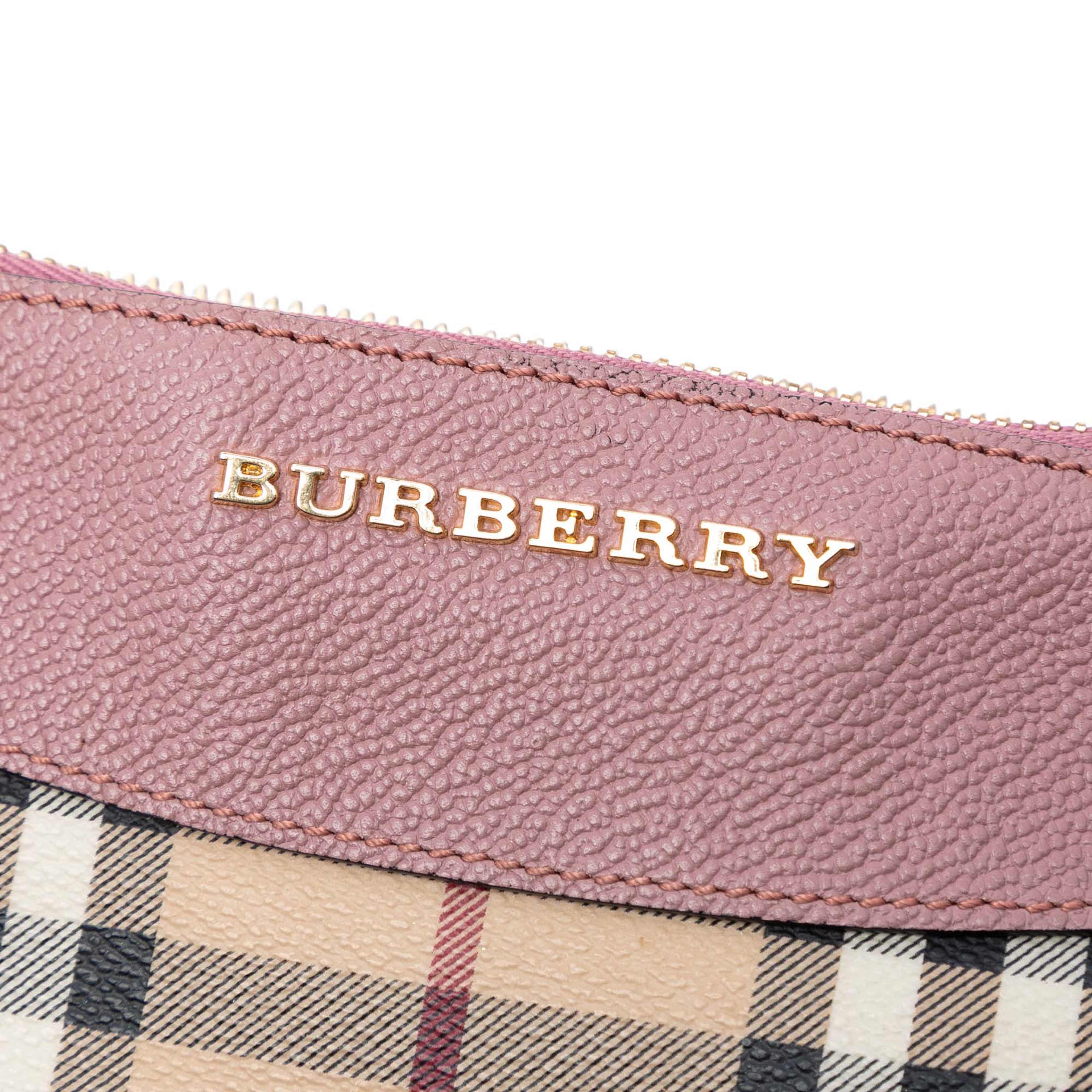 Burberry Haymarket Check Coated Canvas Peyton Crossbody, från Luxclusif, i färgen beige. Klicka för att öppna bilden i stort format