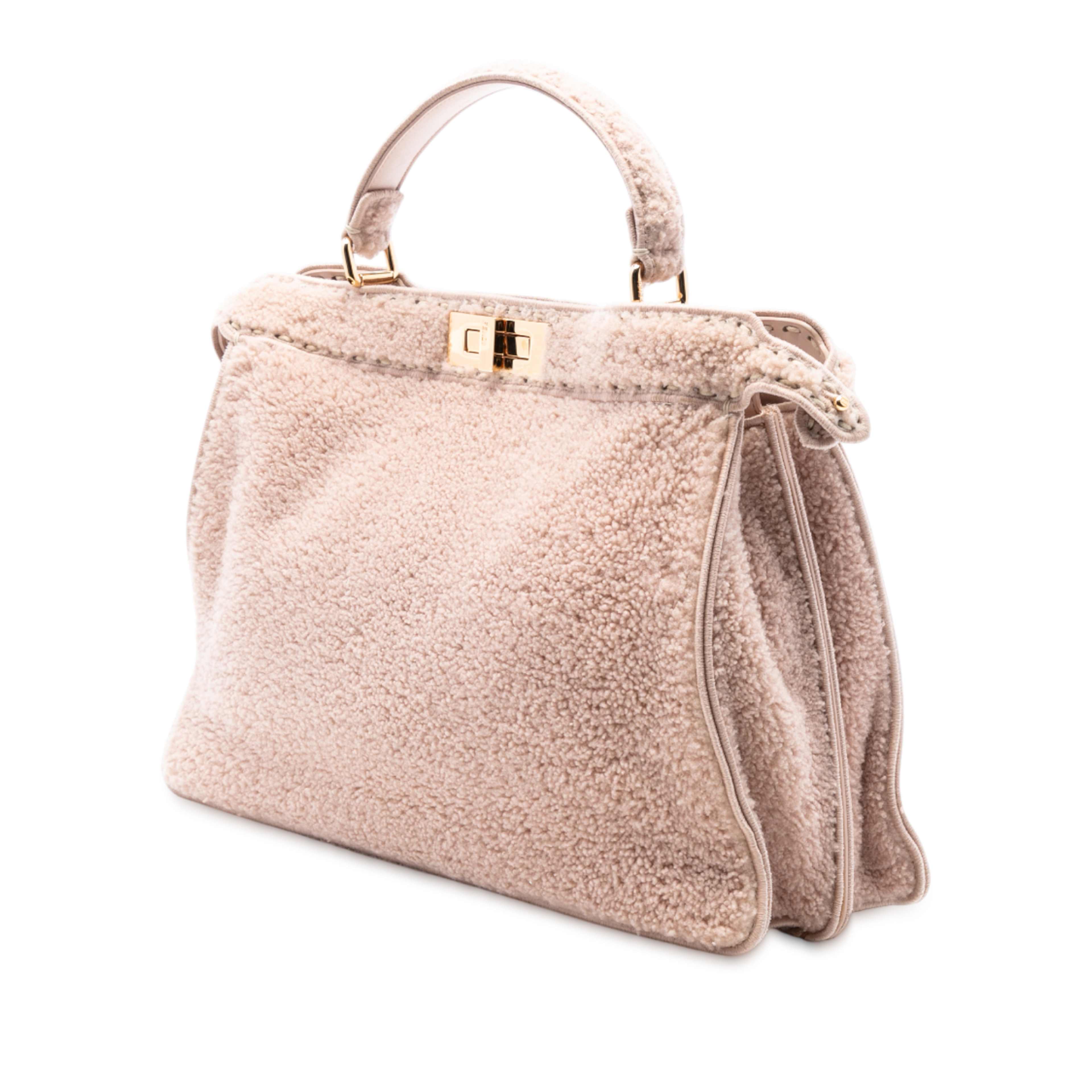 Fendi Large Shearling Peekaboo Iseeu Satchel, från Luxclusif, i färgen pink. Klicka för att öppna bilden i stort format