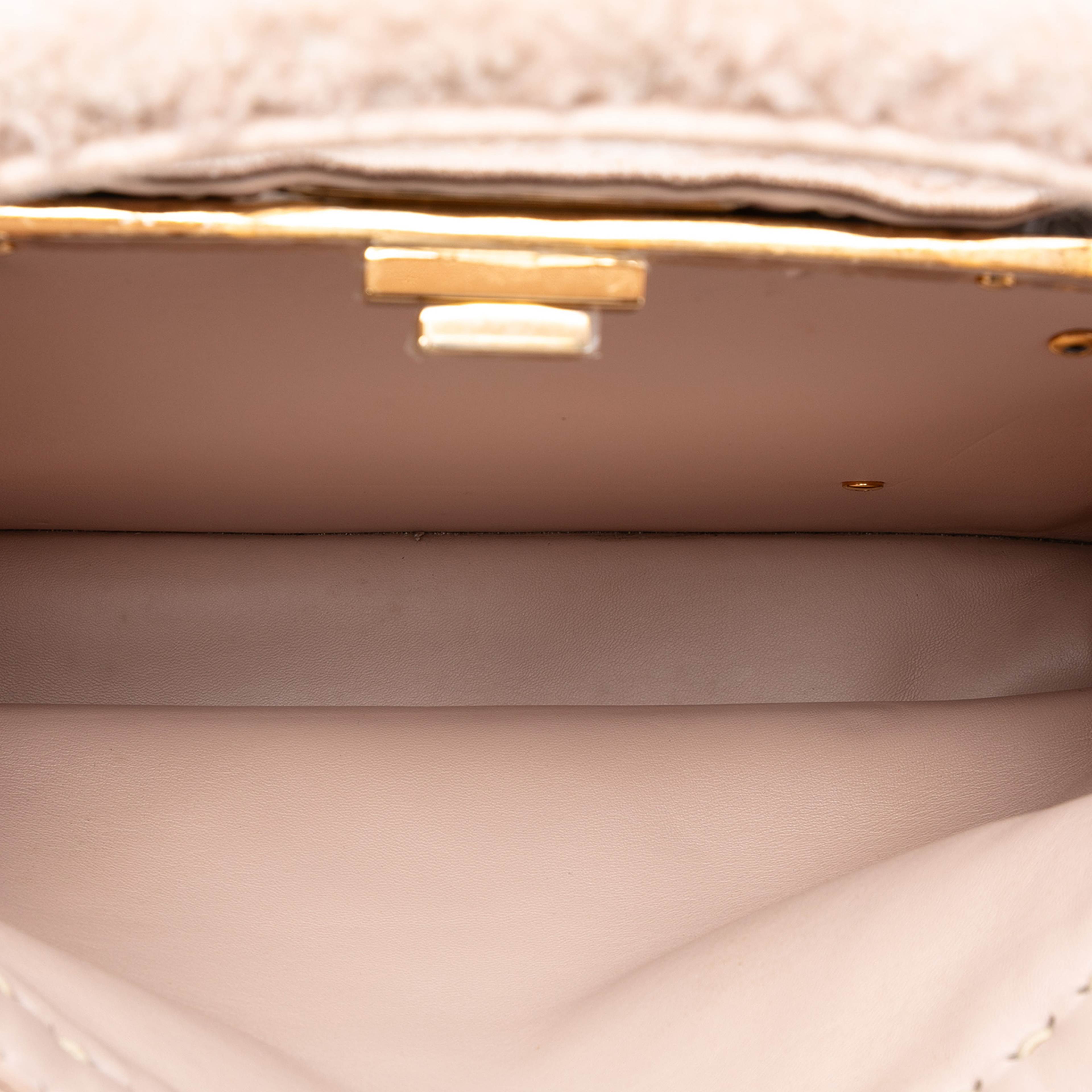 Fendi Large Shearling Peekaboo Iseeu Satchel, från Luxclusif, i färgen pink. Klicka för att öppna bilden i stort format