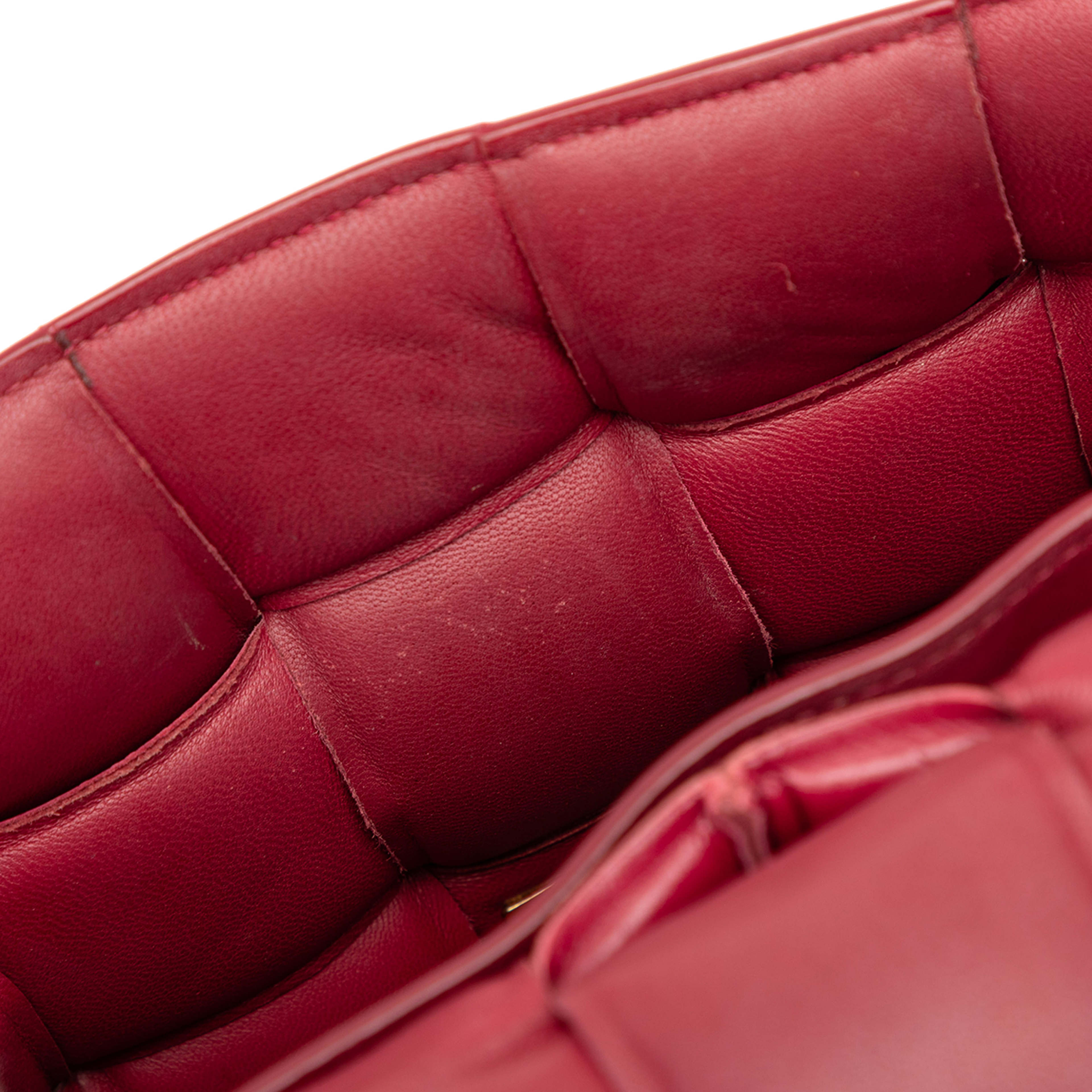 Bottega Veneta Nappa Intrecciato Padded Cassette Crossbody, från Luxclusif, i färgen röd. Klicka för att öppna bilden i stort format
