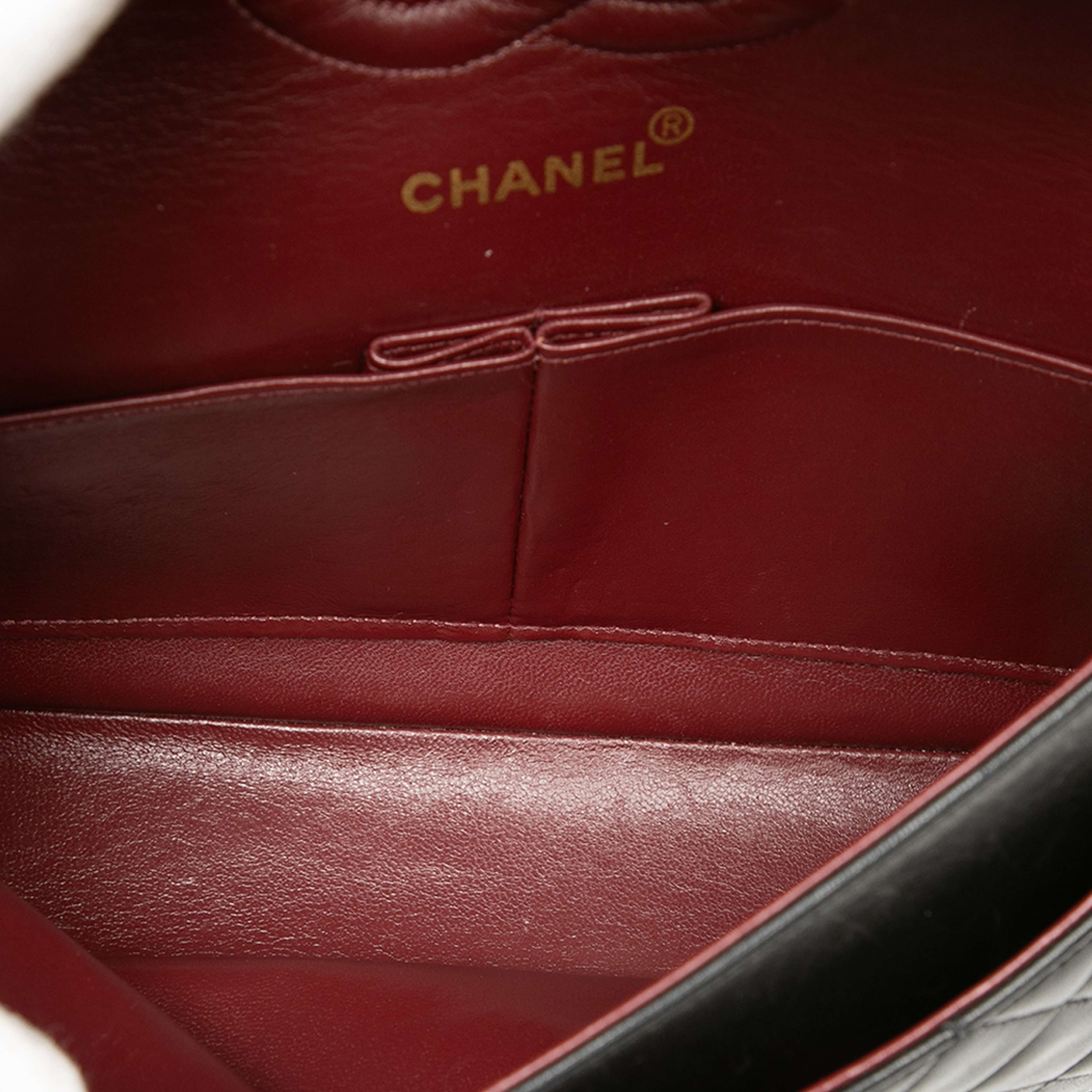 Chanel Medium Classic Lambskin Double Flap, från Luxclusif, i färgen black. Klicka för att öppna bilden i stort format