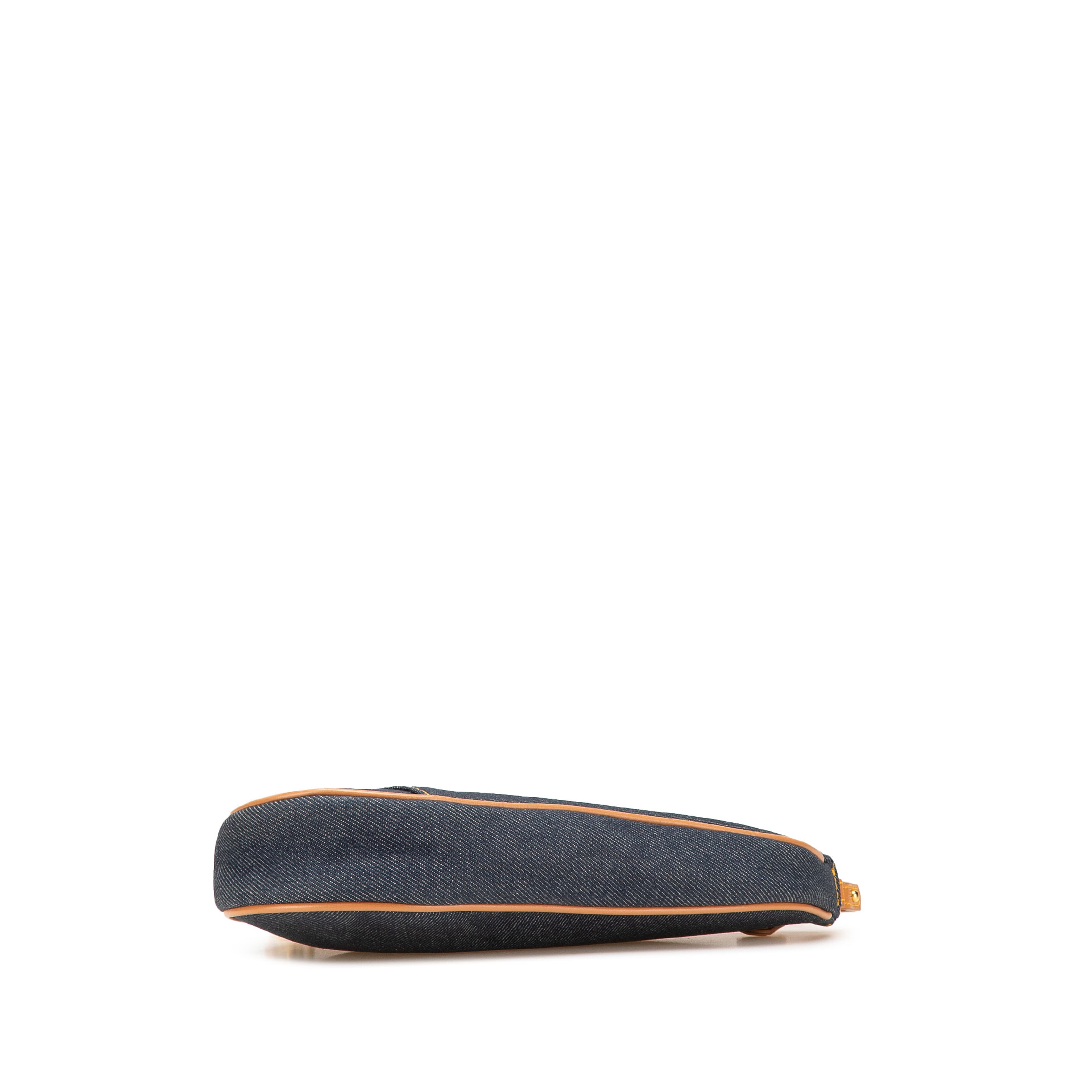 Dior Mini Denim Saddle Pochette, från Luxclusif, i färgen denim. Klicka för att öppna bilden i stort format