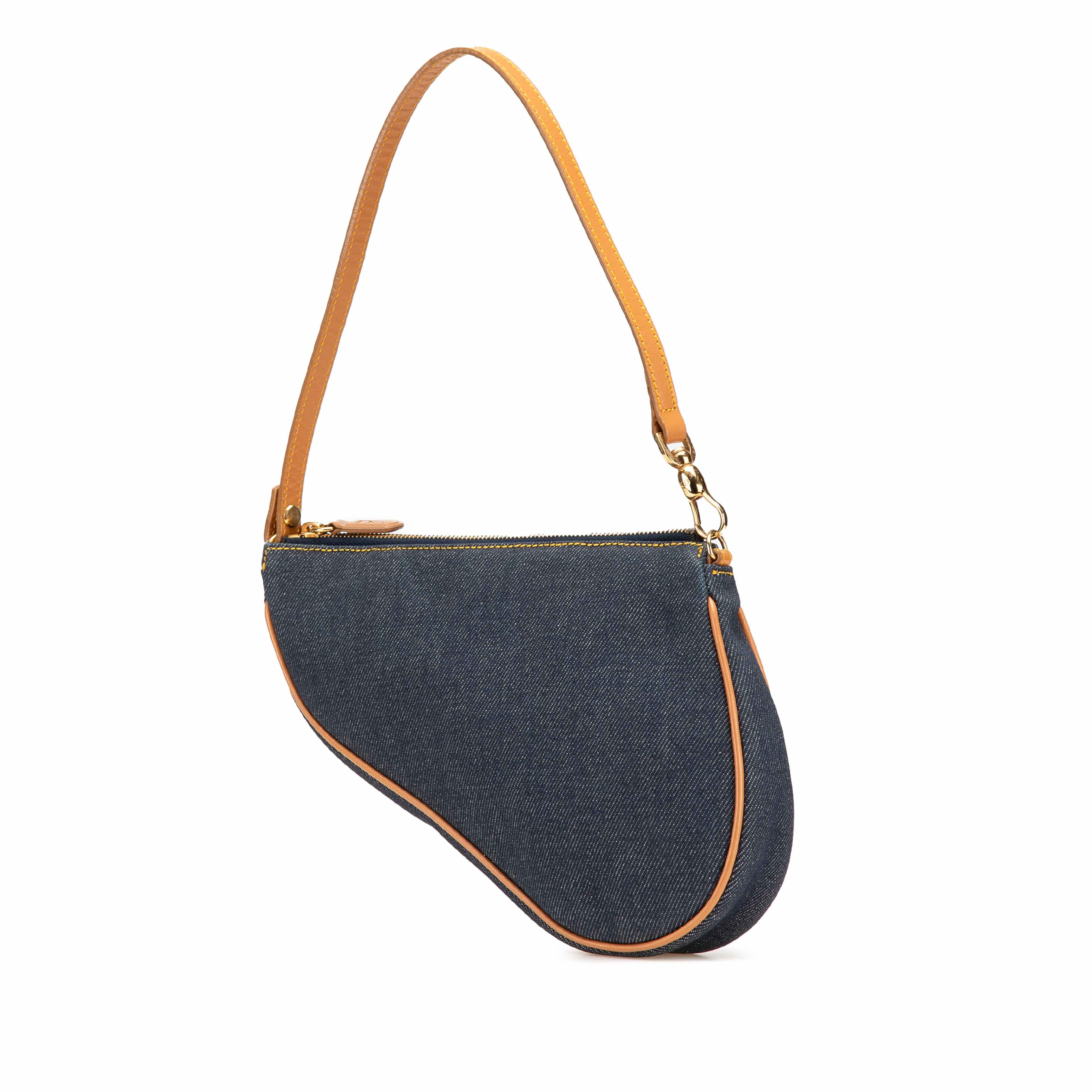 Dior Mini Denim Saddle Pochette, från Luxclusif, i färgen denim. Klicka för att öppna bilden i stort format