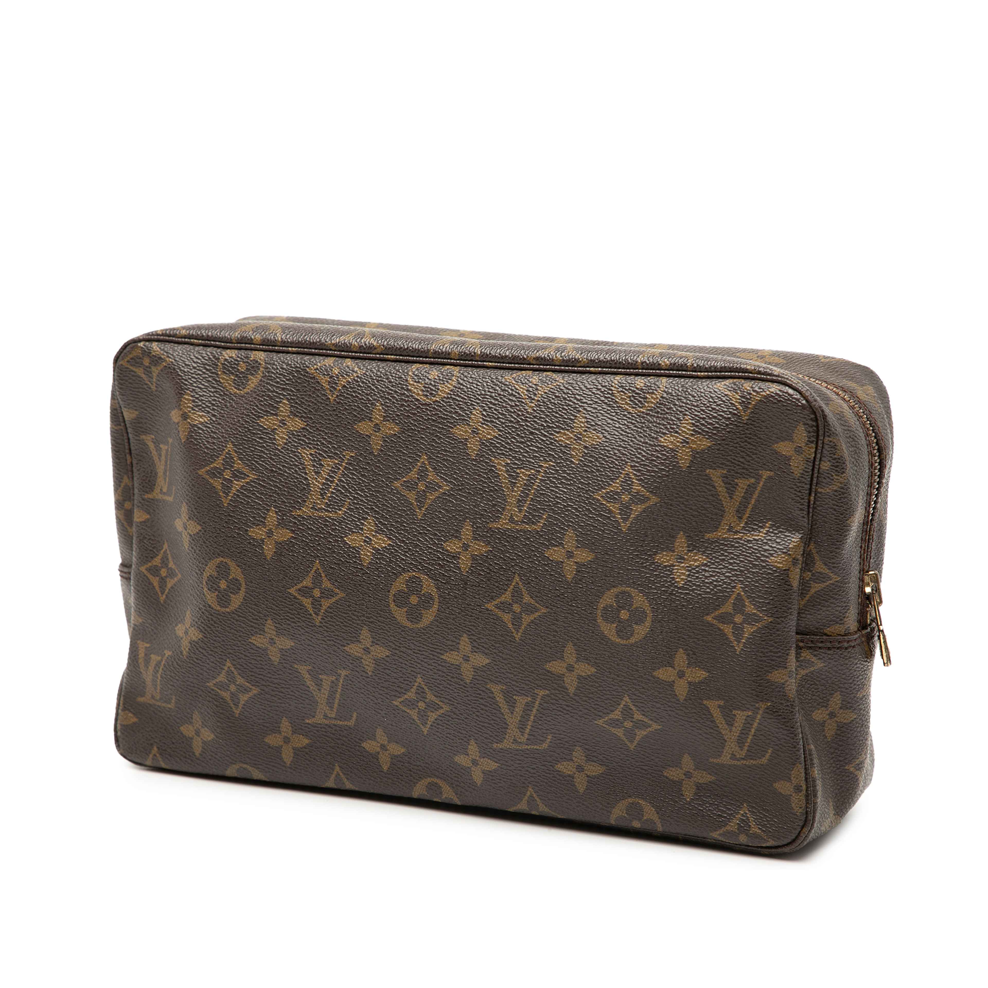 Louis Vuitton Monogram Trousse Toilette 28, från Luxclusif, i färgen brown. Klicka för att öppna bilden i stort format