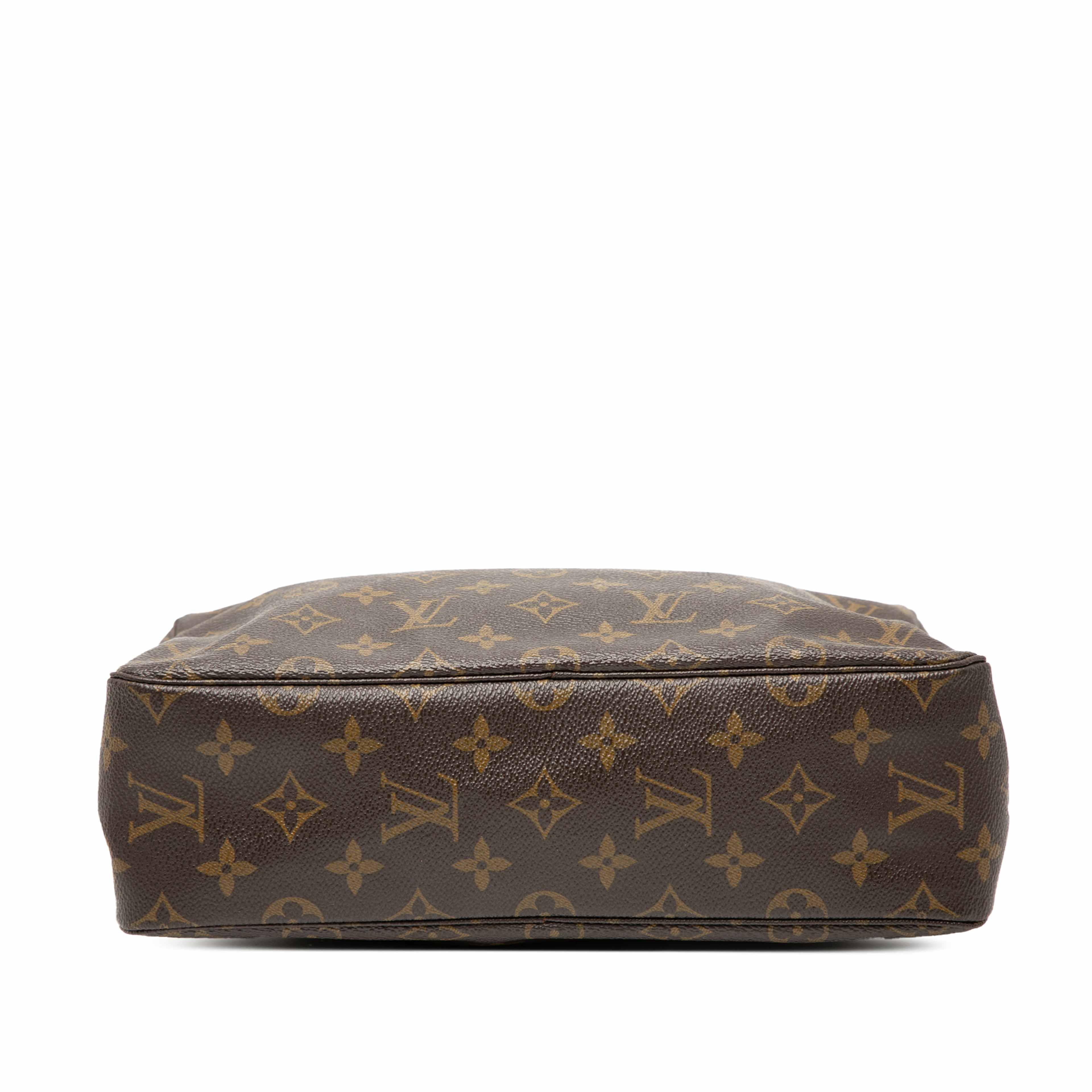 Louis Vuitton Monogram Trousse Toilette 28, från Luxclusif, i färgen brown. Klicka för att öppna bilden i stort format