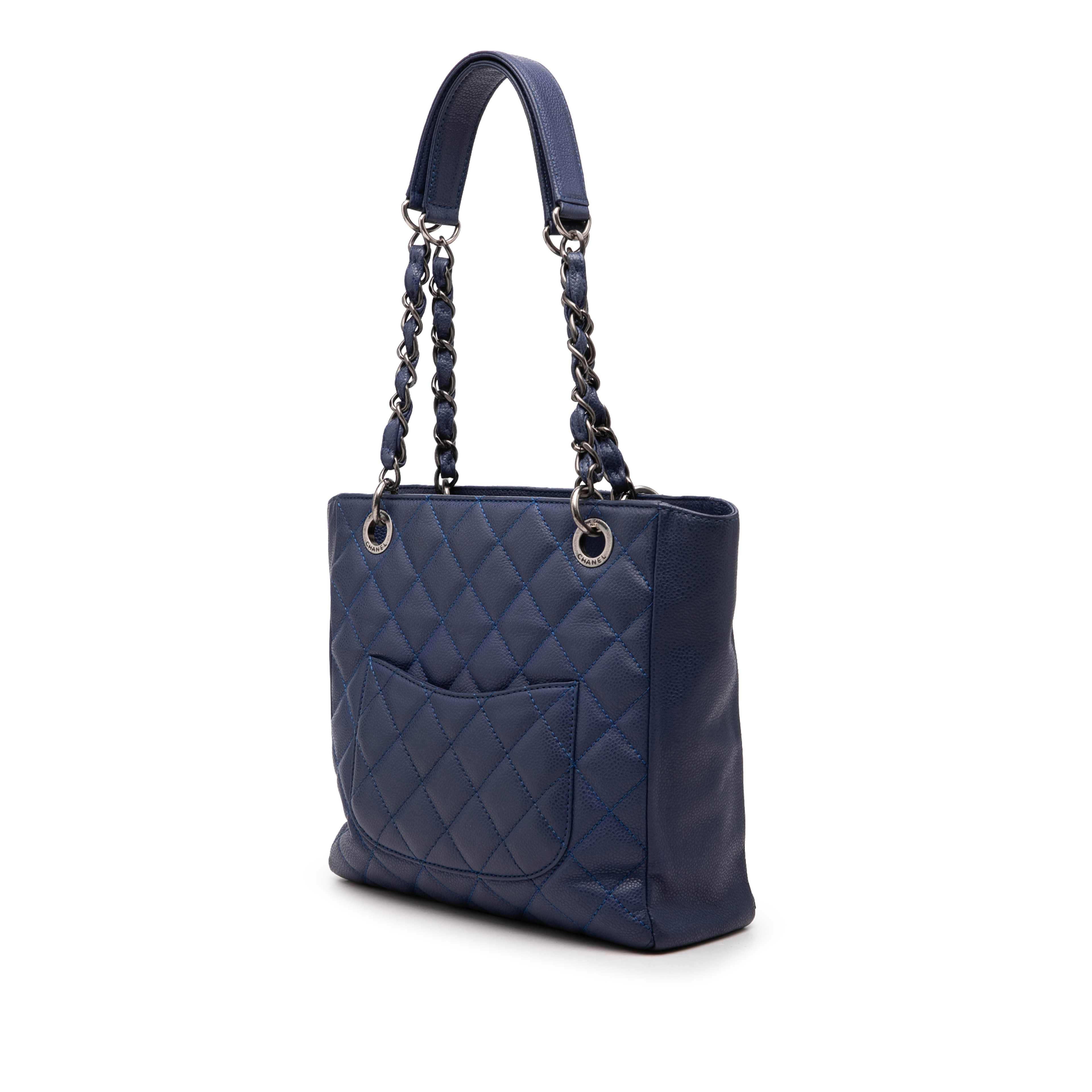 Chanel Caviar Petite Shopping Tote, från Luxclusif, i färgen blå. Klicka för att öppna bilden i stort format