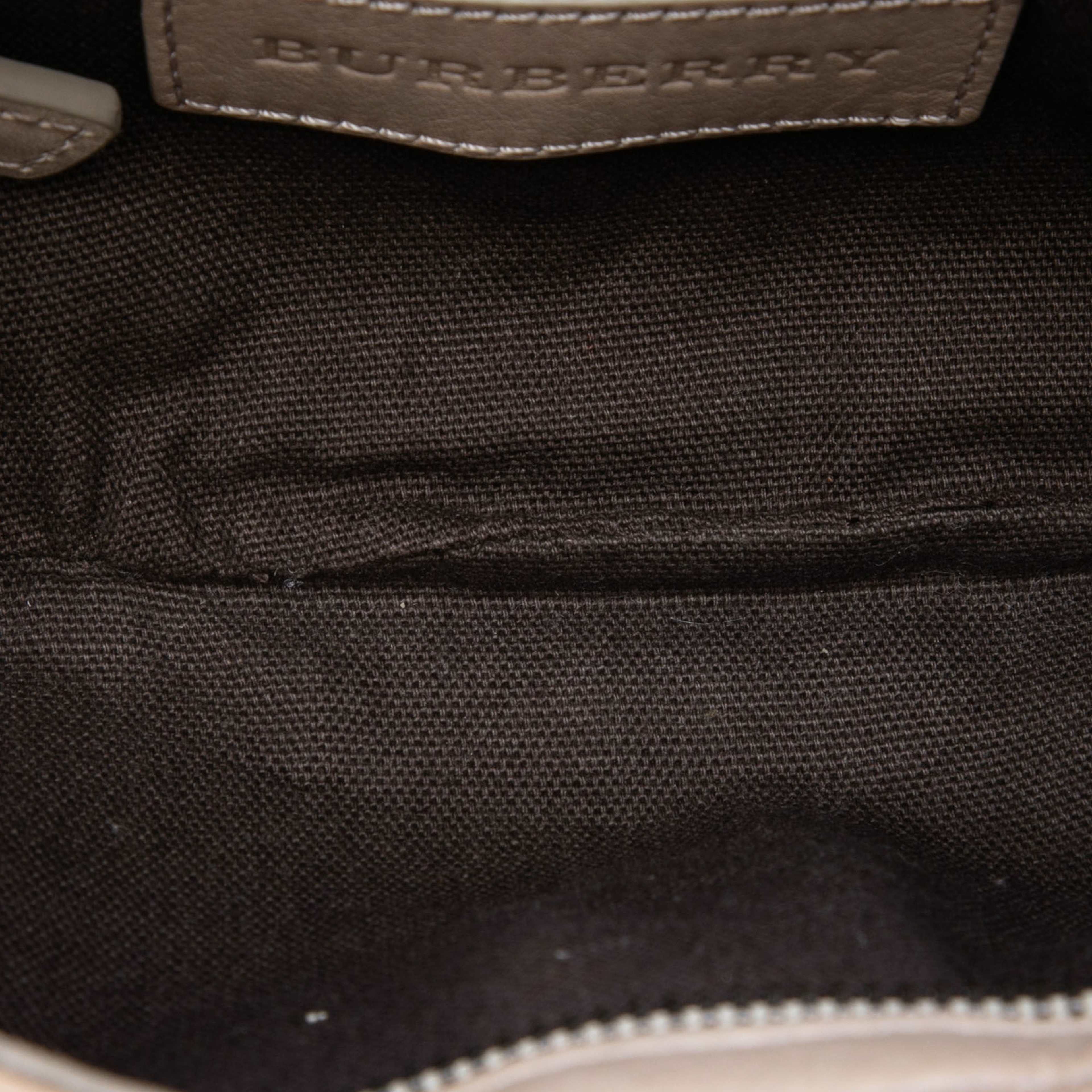 Burberry Smoke Check Coated Canvas Shoulder Bag, från Luxclusif, i färgen grå. Klicka för att öppna bilden i stort format