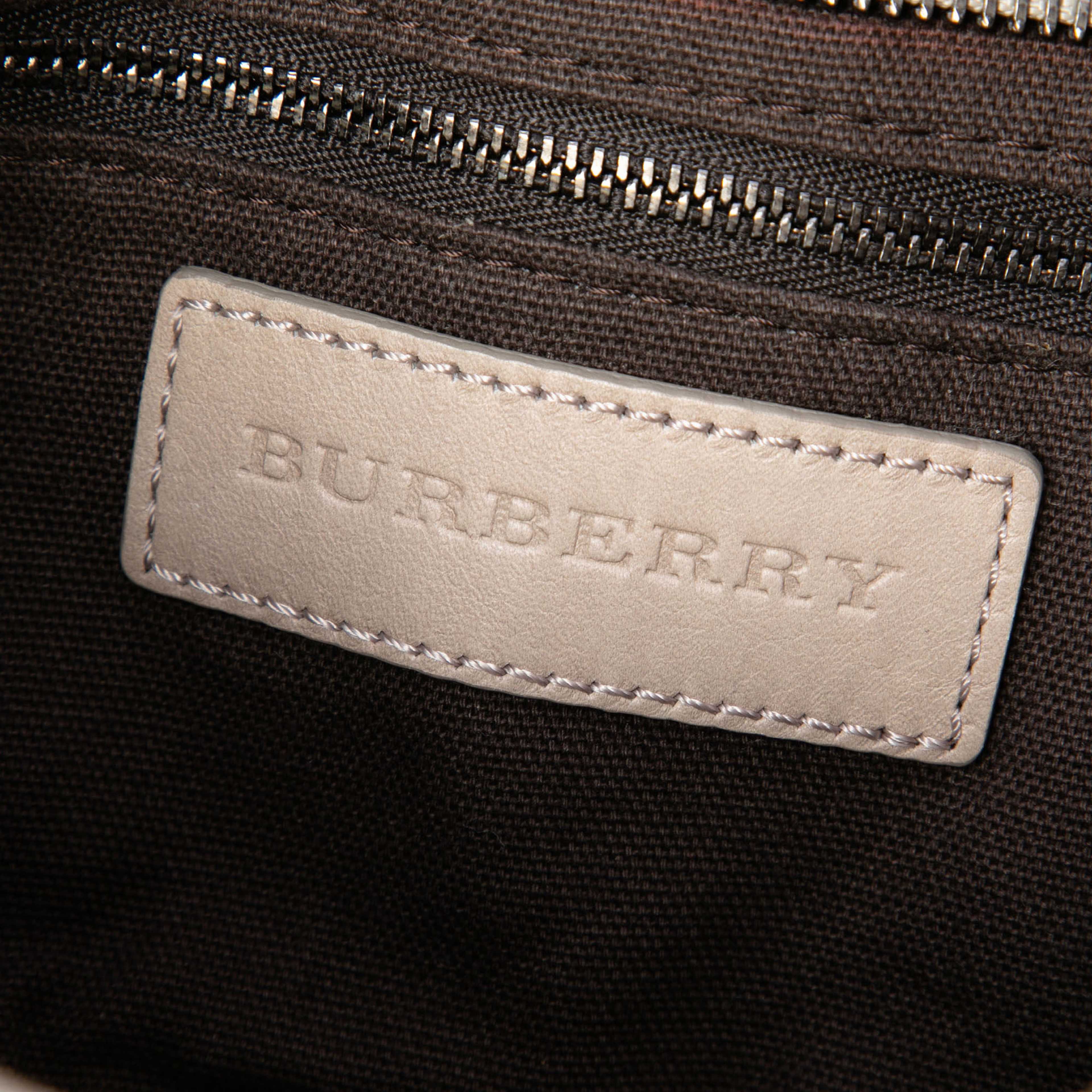 Burberry Smoke Check Coated Canvas Shoulder Bag, från Luxclusif, i färgen grå. Klicka för att öppna bilden i stort format