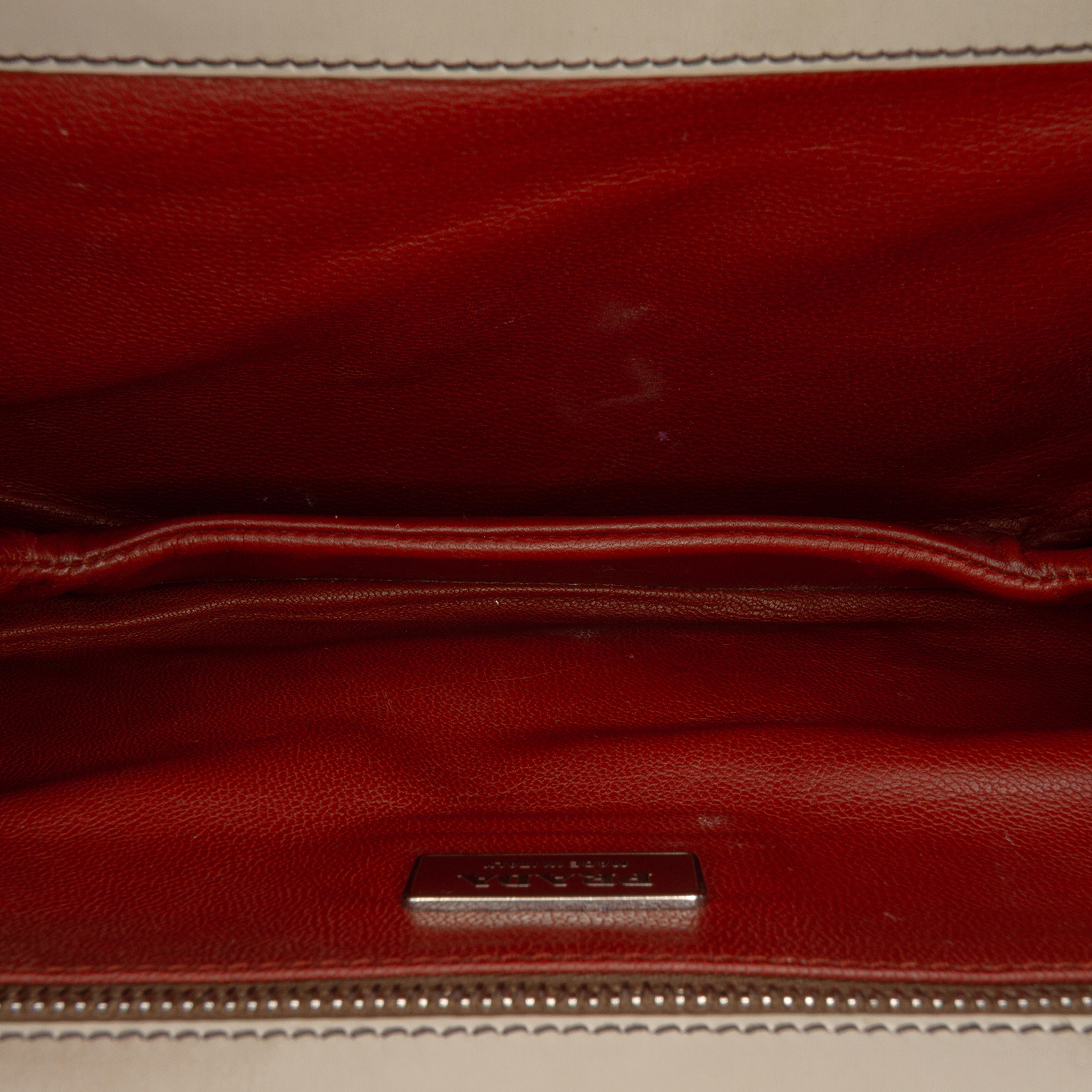 Prada Spazzolato Logo Frame Shoulder Bag, från Luxclusif, i färgen beige. Klicka för att öppna bilden i stort format