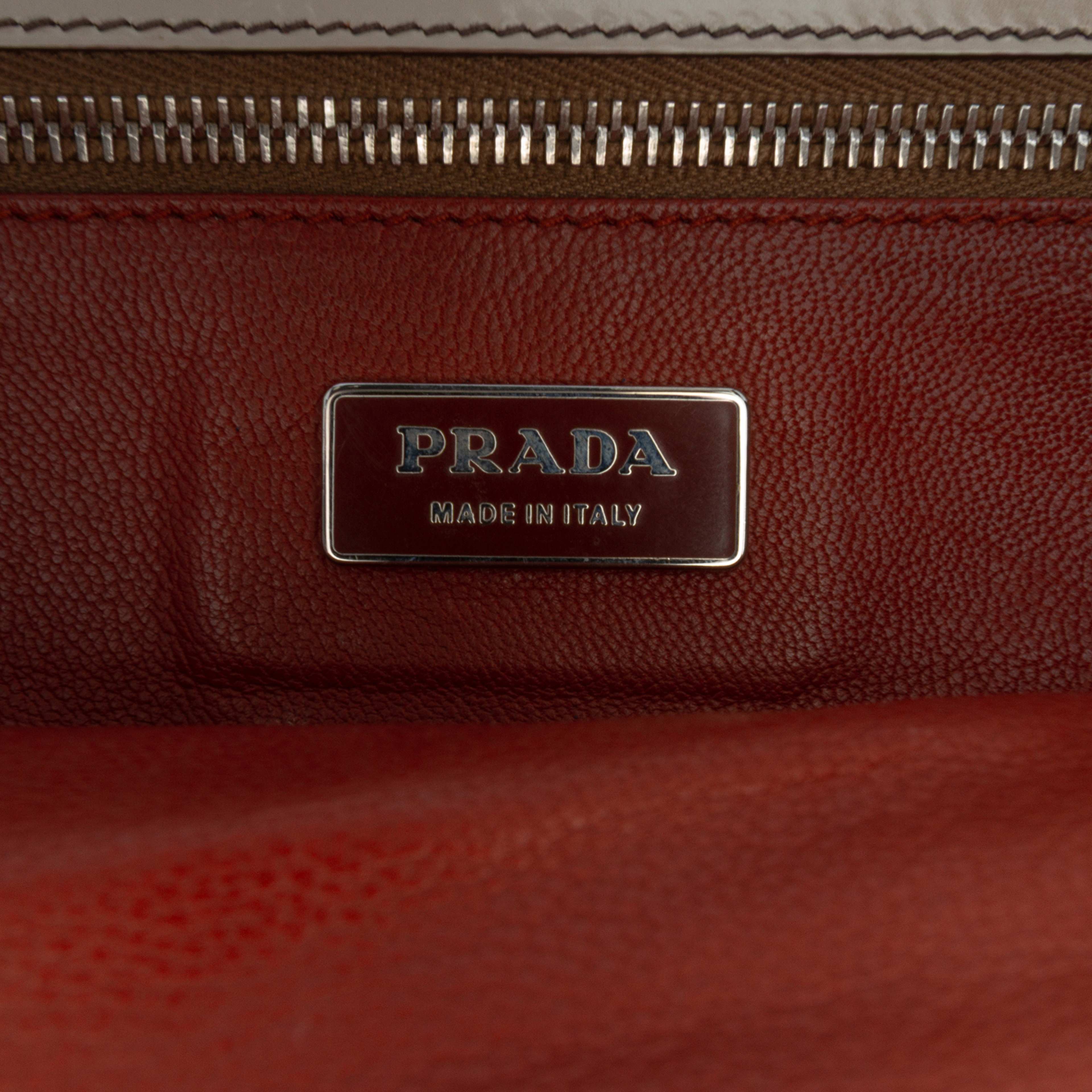 Prada Spazzolato Logo Frame Shoulder Bag, från Luxclusif, i färgen beige. Klicka för att öppna bilden i stort format
