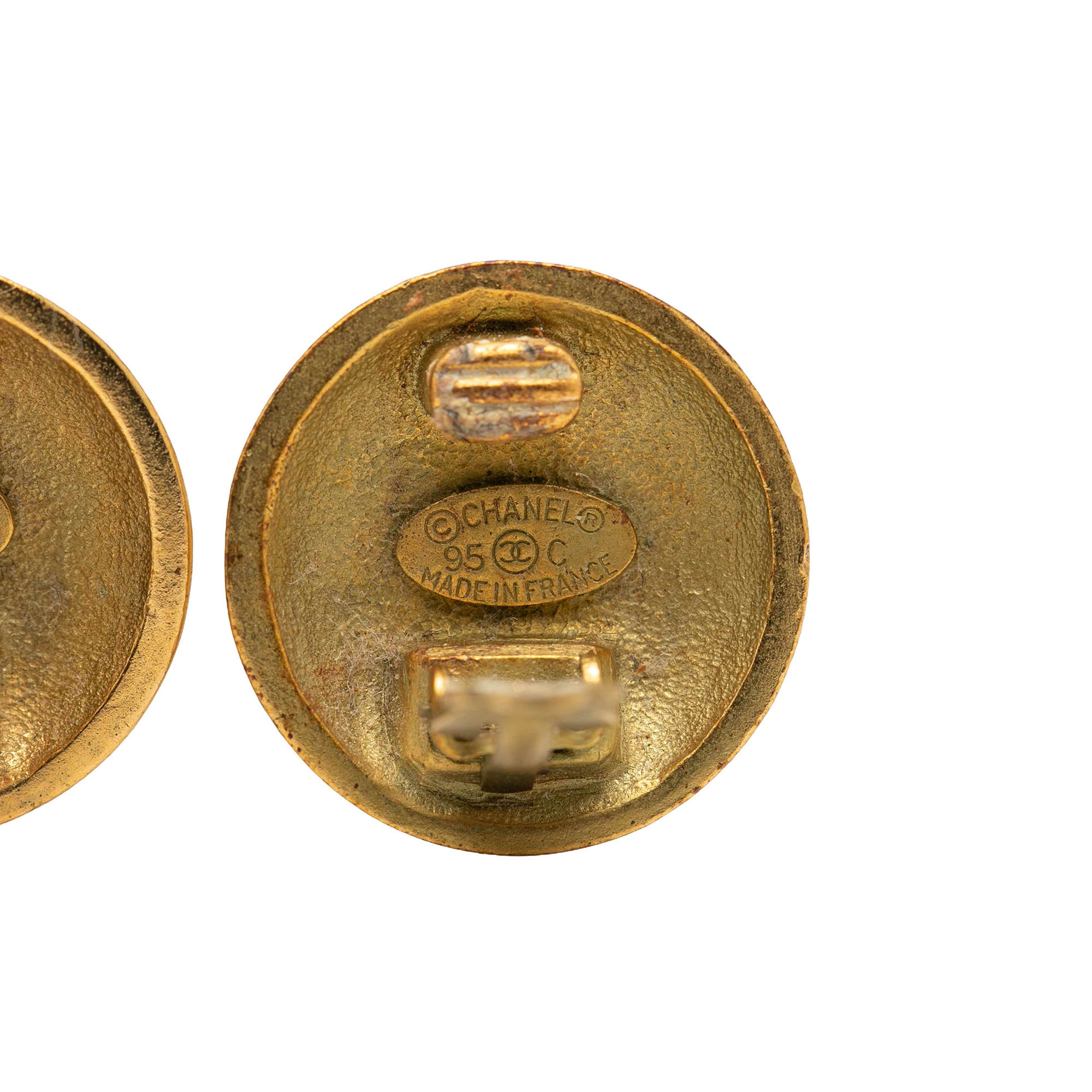 Chanel Cc Gold Plated Round Clip On Earrings, från Luxclusif, i färgen guld. Klicka för att öppna bilden i stort format