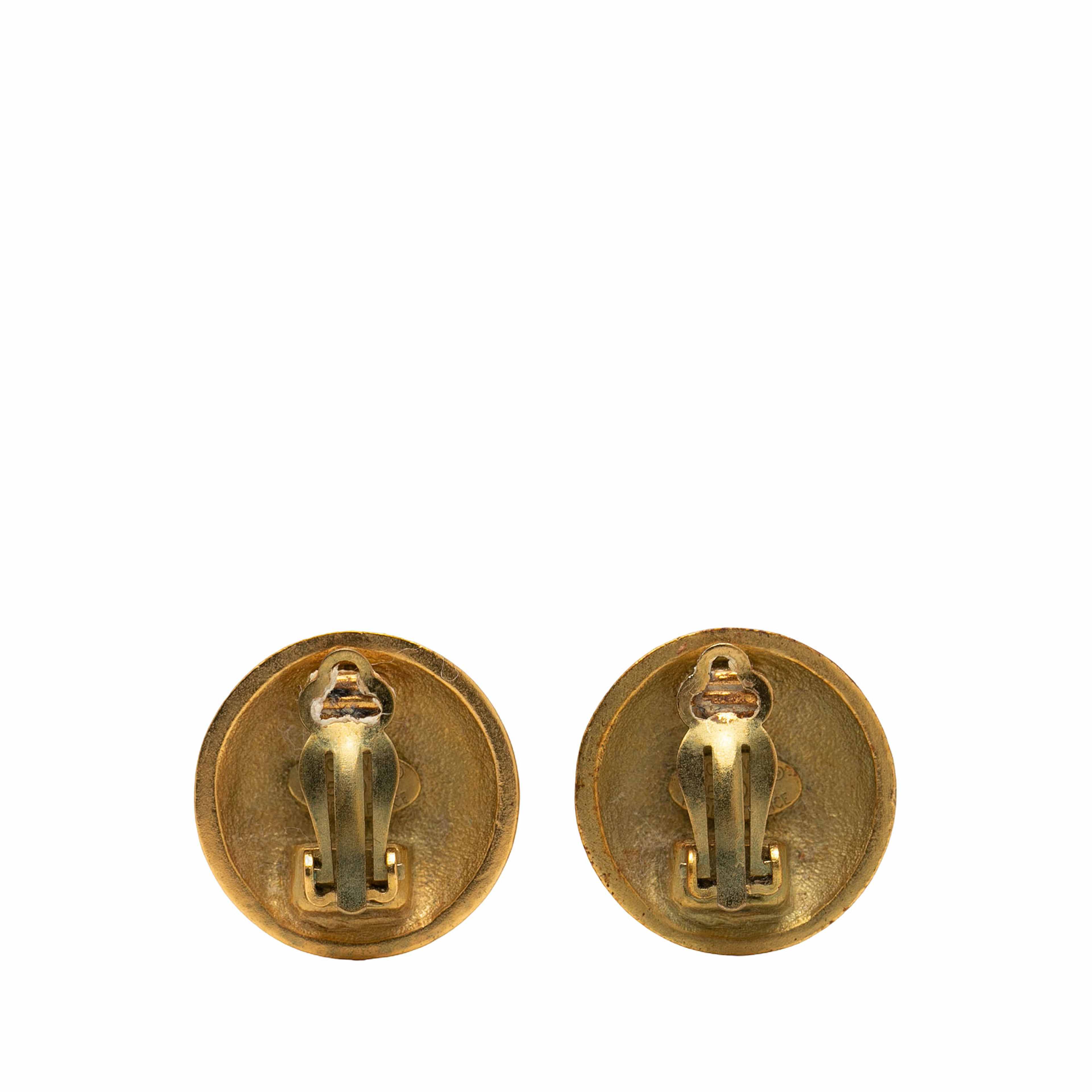 Chanel Cc Gold Plated Round Clip On Earrings, från Luxclusif, i färgen gold. Klicka för att öppna bilden i stort format