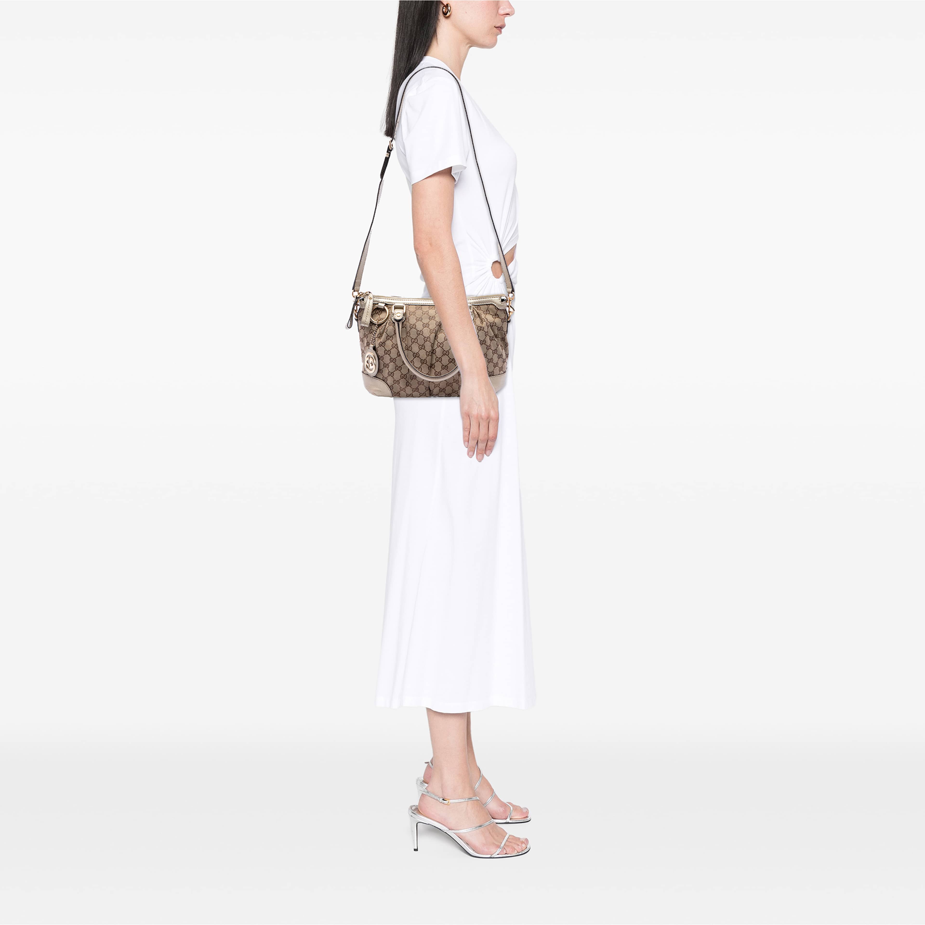 Gucci Gg Canvas Sukey Satchel, från Luxclusif, i färgen guld. Klicka för att öppna bilden i stort format