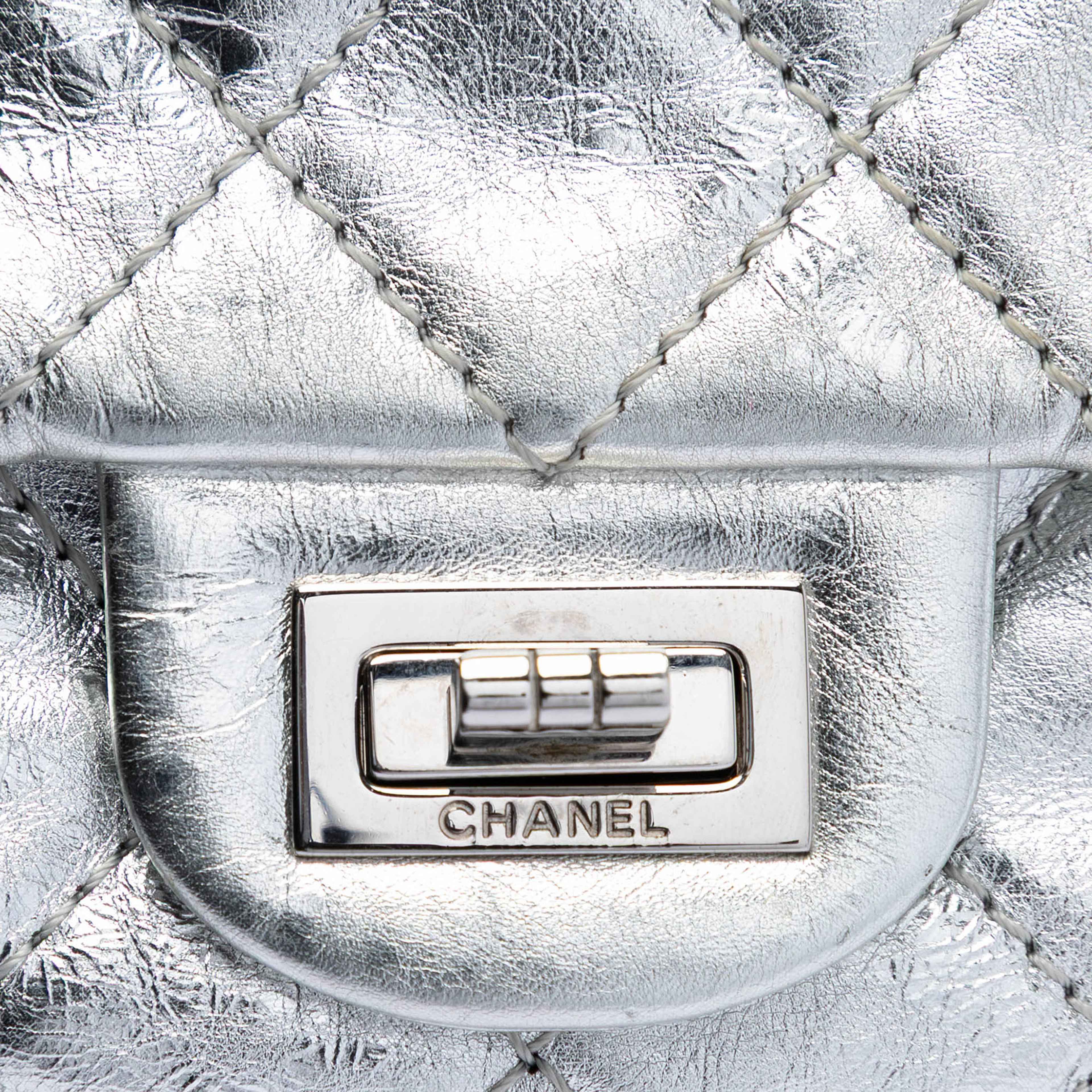 Chanel Quilted Metallic Aged Calfskin Reissue 2.55 Double Flap 226, från Luxclusif, i färgen silver. Klicka för att öppna bilden i stort format