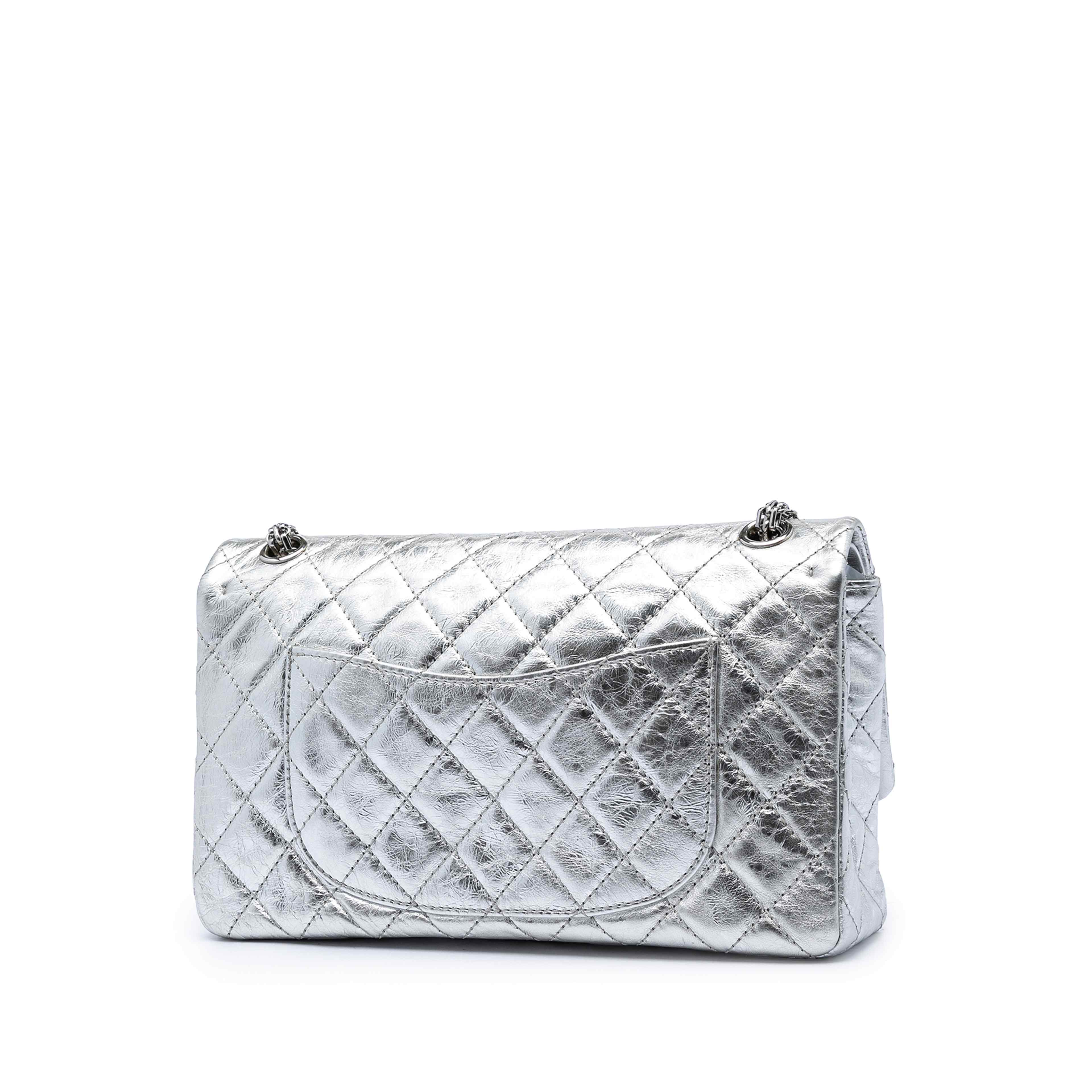 Chanel Quilted Metallic Aged Calfskin Reissue 2.55 Double Flap 226, från Luxclusif, i färgen silver. Klicka för att öppna bilden i stort format