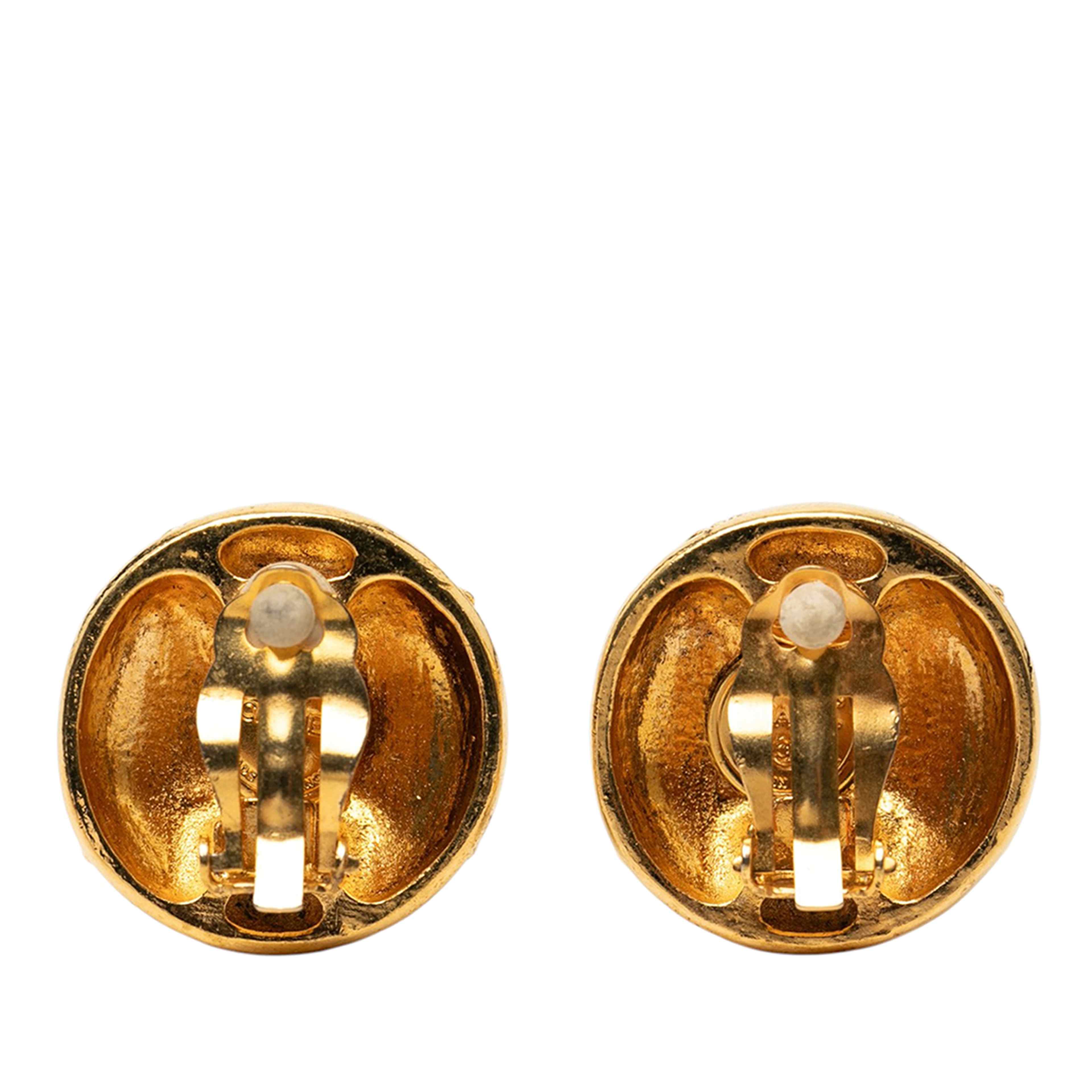 Chanel Cc Gold Plated Strass Round Clip On Earrings, från Luxclusif, i färgen guld. Klicka för att öppna bilden i stort format