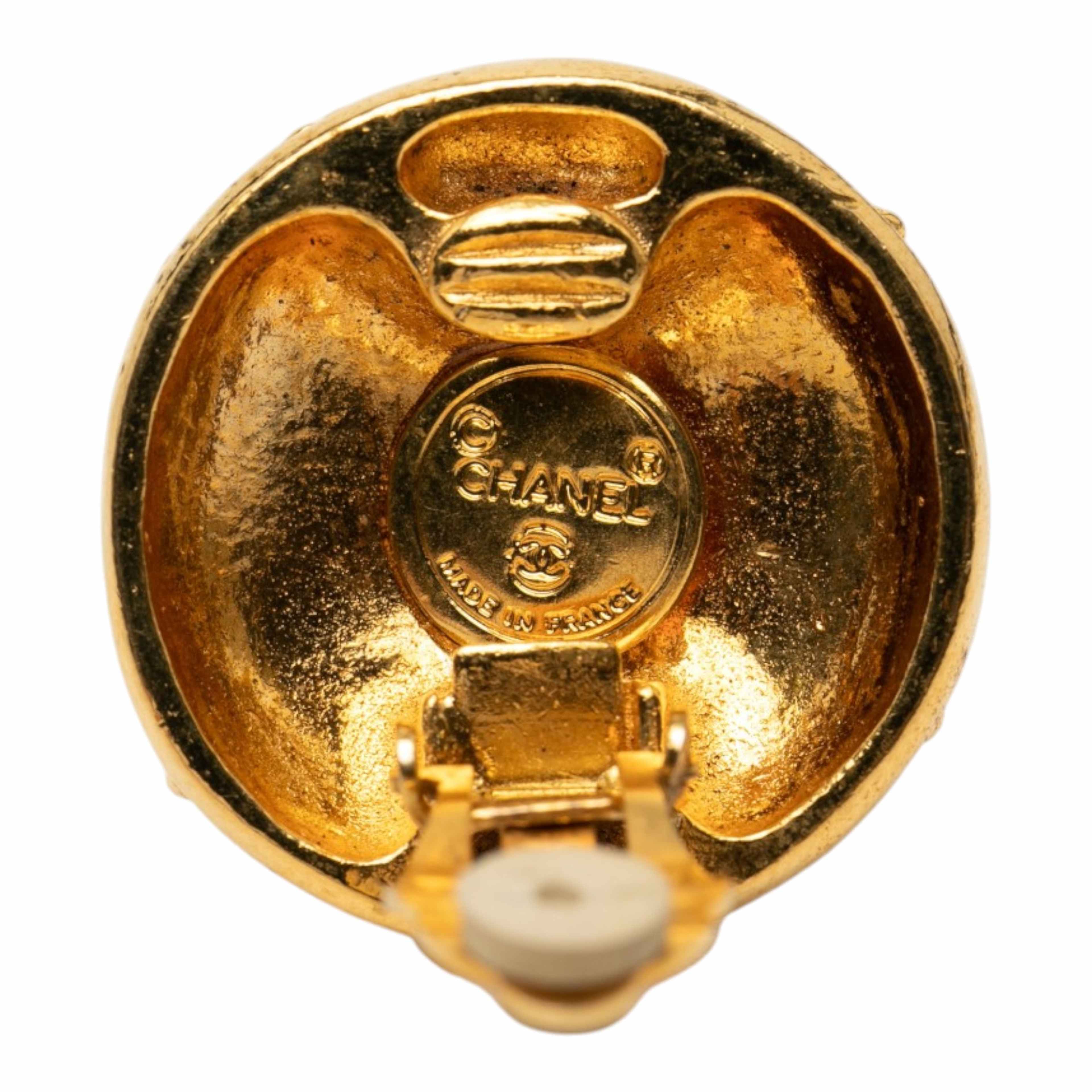 Chanel Cc Gold Plated Strass Round Clip On Earrings, från Luxclusif, i färgen guld. Klicka för att öppna bilden i stort format