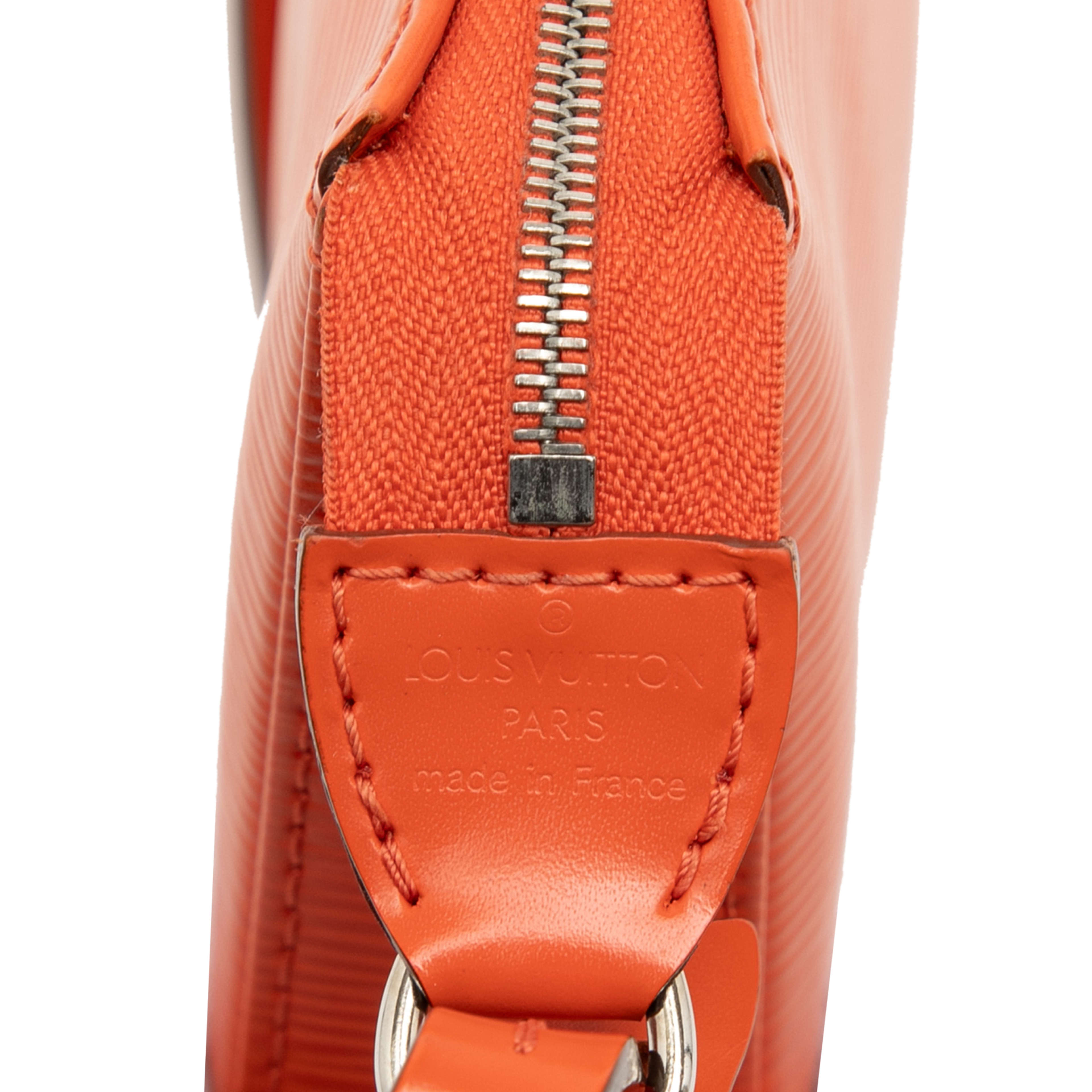 Louis Vuitton Epi Pochette Accessoires, från Luxclusif, i färgen orange. Klicka för att öppna bilden i stort format