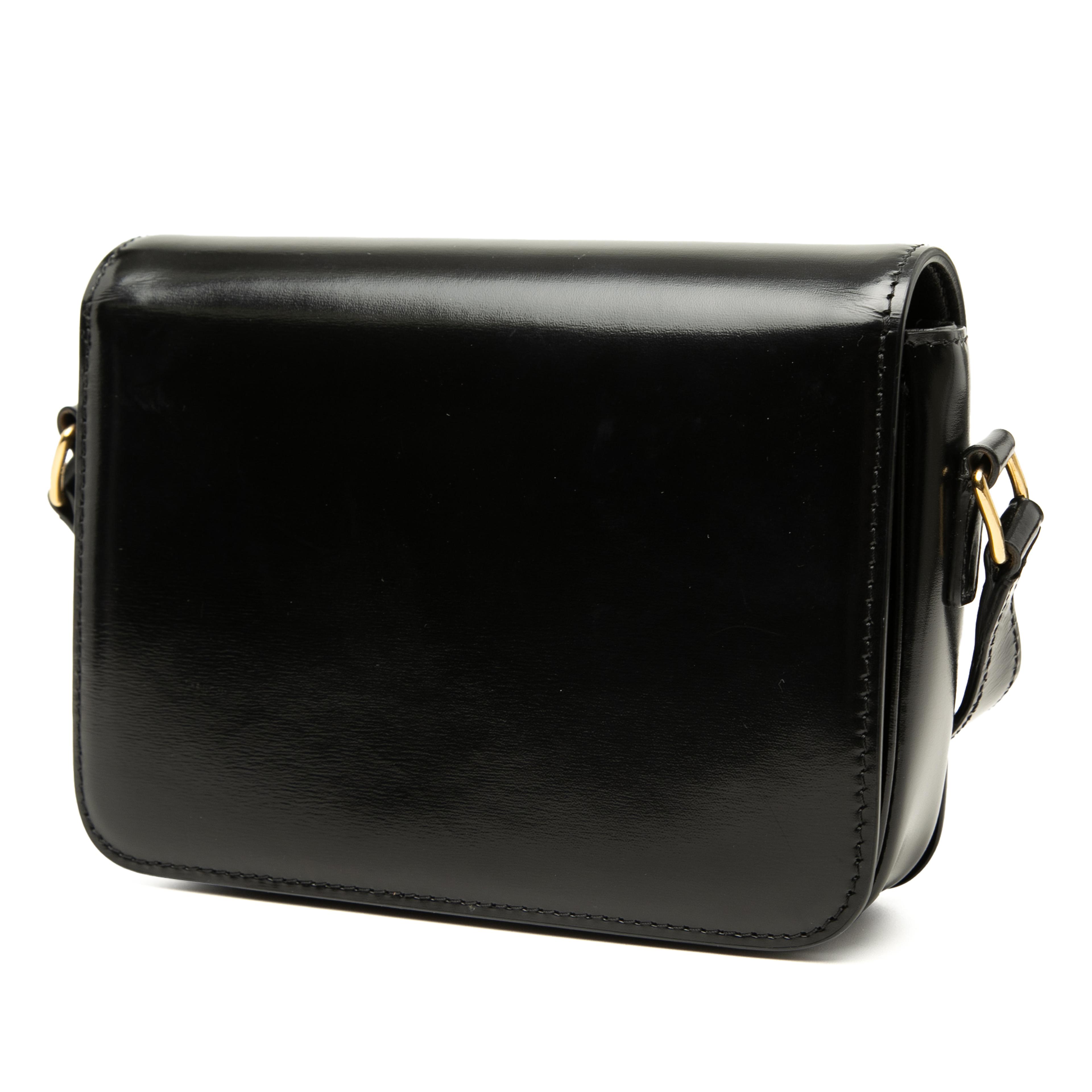 Celine Teen Shiny Calfskin Triomphe Crossbody, från Luxclusif, i färgen svart. Klicka för att öppna bilden i stort format
