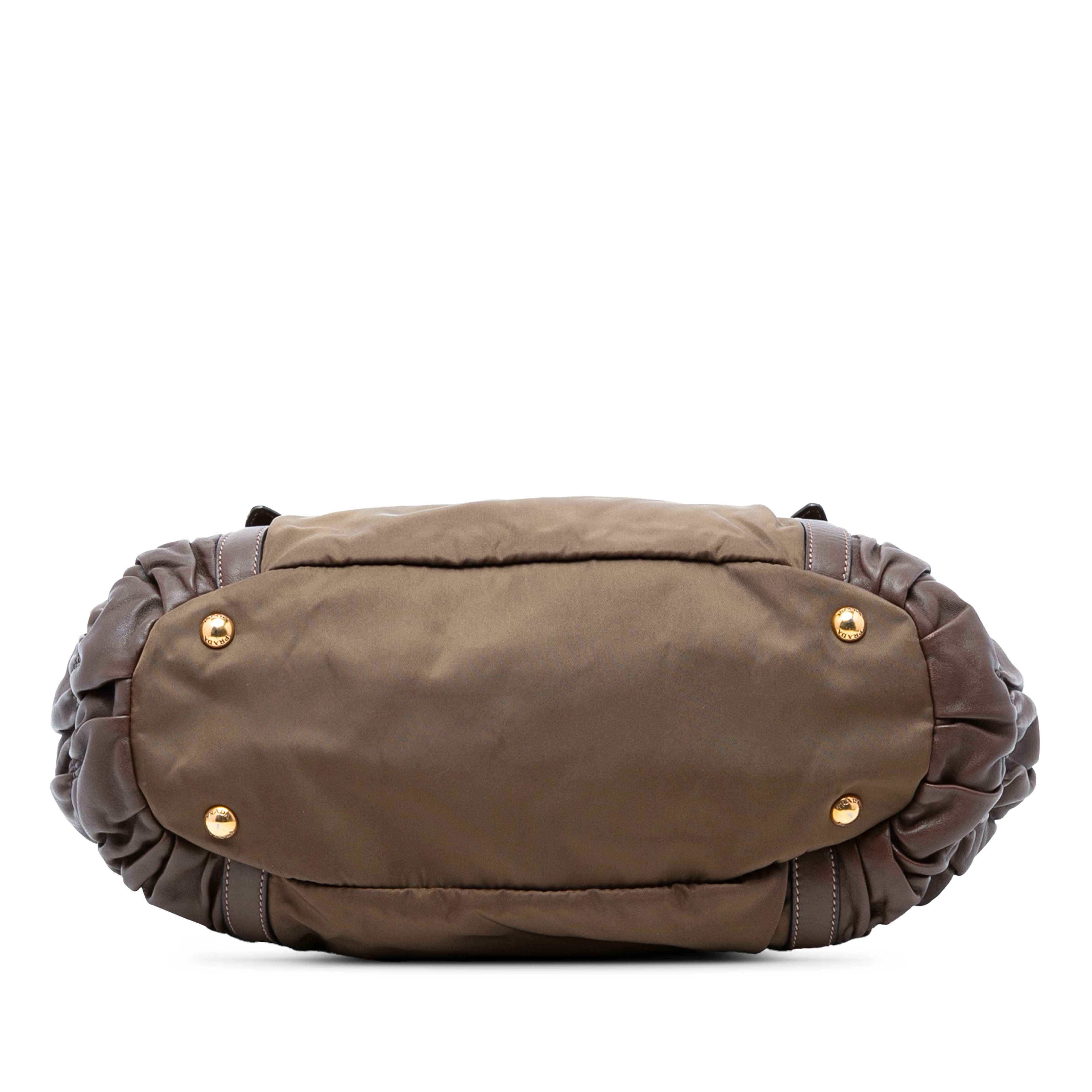 Prada Tessuto And Nappa Gaufre Satchel, från Luxclusif, i färgen dark khaki. Klicka för att öppna bilden i stort format