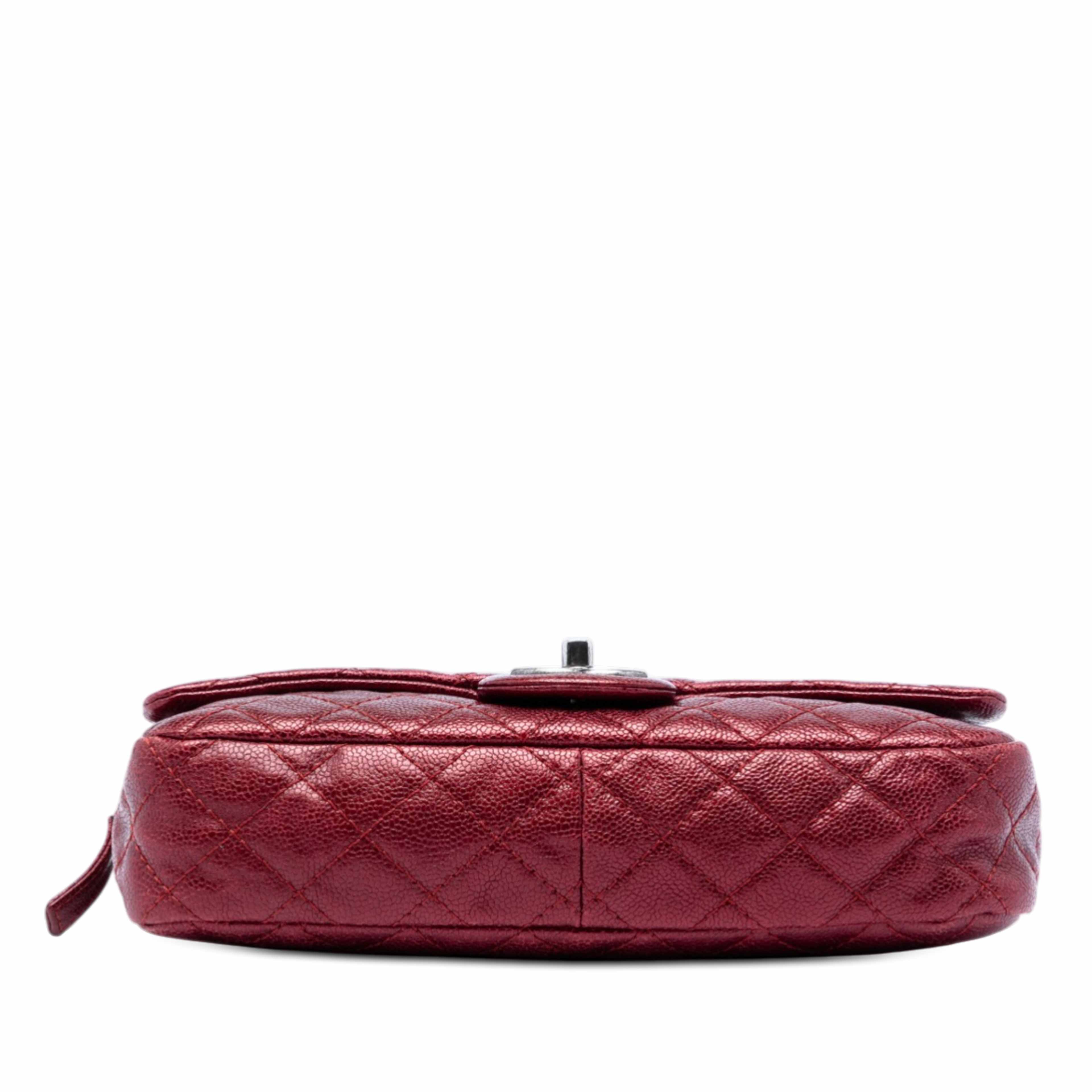 Chanel Medium Quilted Iridescent Caviar Easy Flap, från Luxclusif, i färgen dark red. Klicka för att öppna bilden i stort format