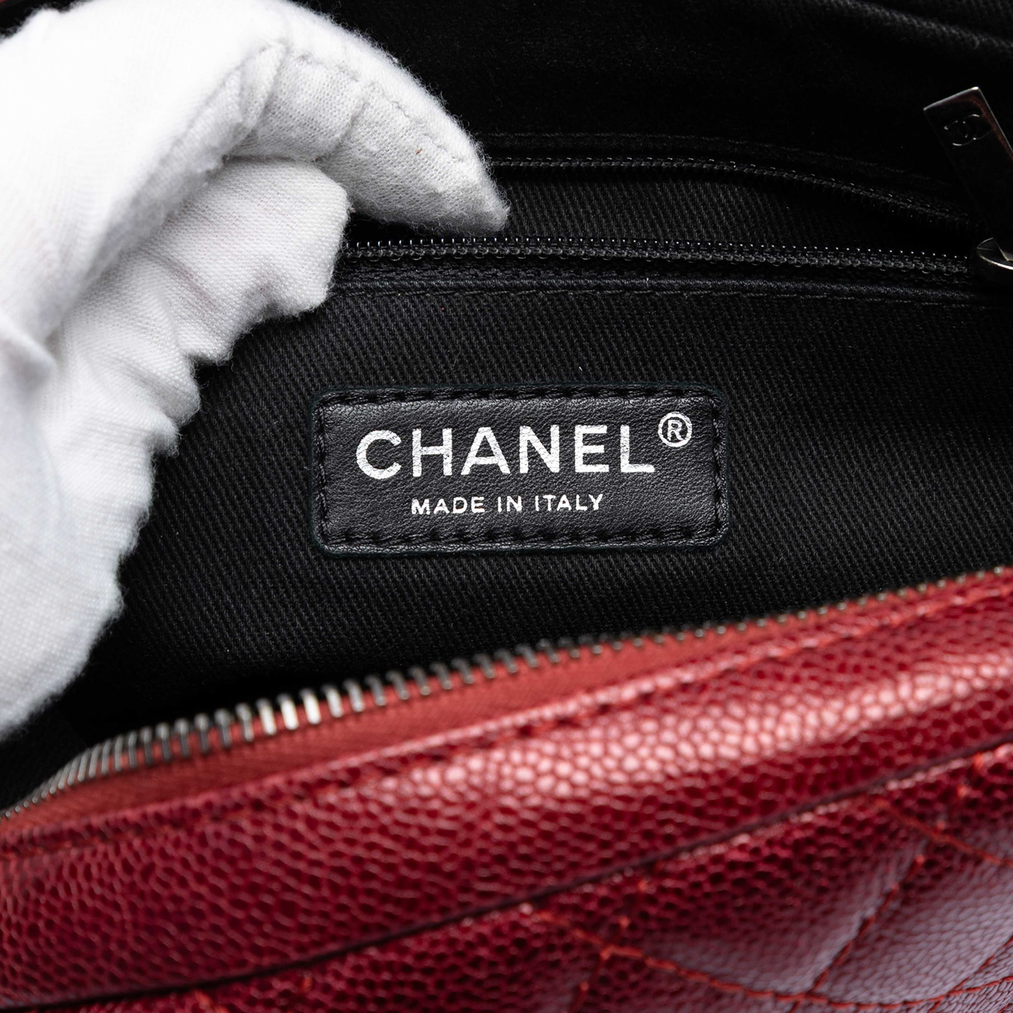 Chanel Medium Quilted Iridescent Caviar Easy Flap, från Luxclusif, i färgen dark red. Klicka för att öppna bilden i stort format