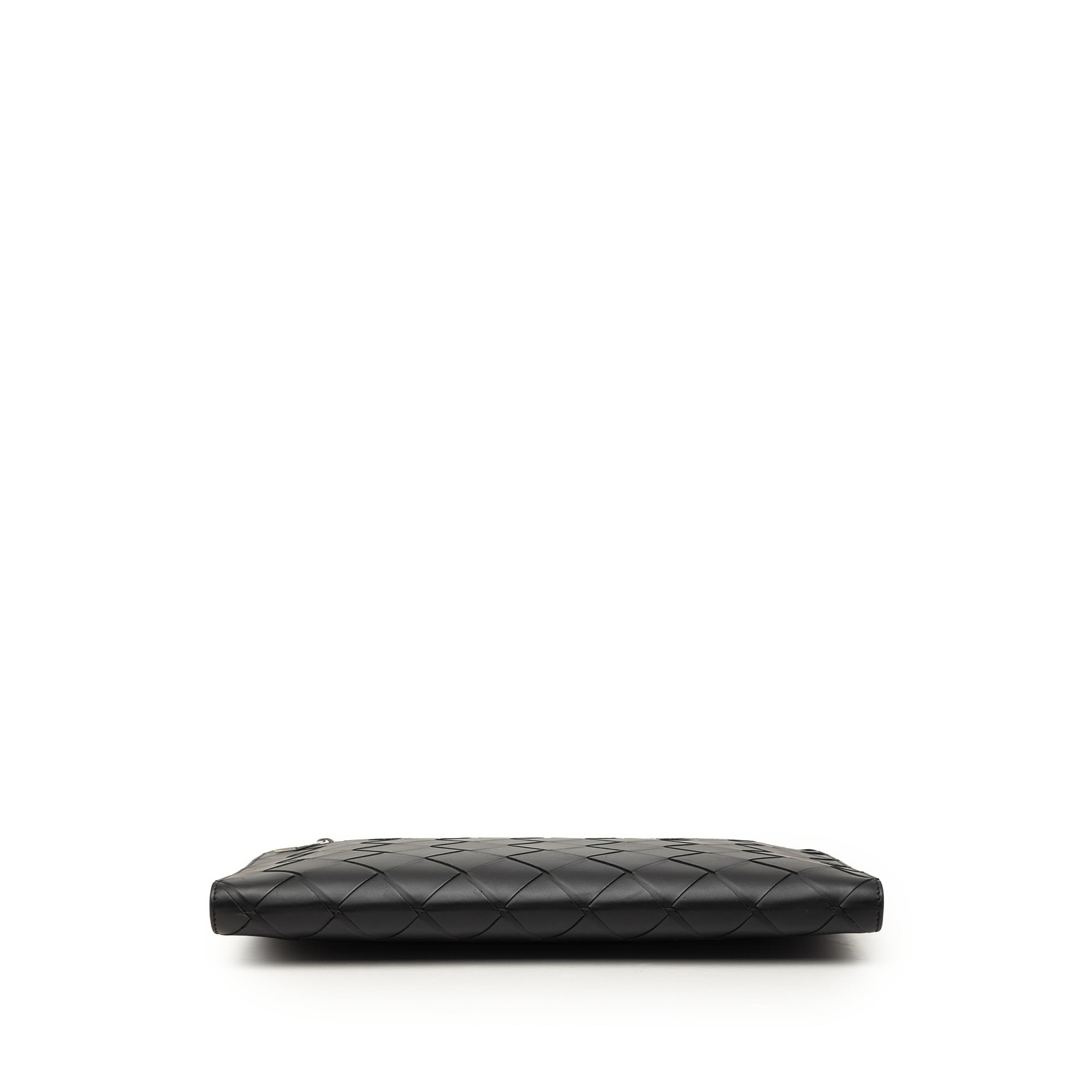 Bottega Veneta Nappa Maxi Intrecciato Document Case, från Luxclusif, i färgen svart. Klicka för att öppna bilden i stort format