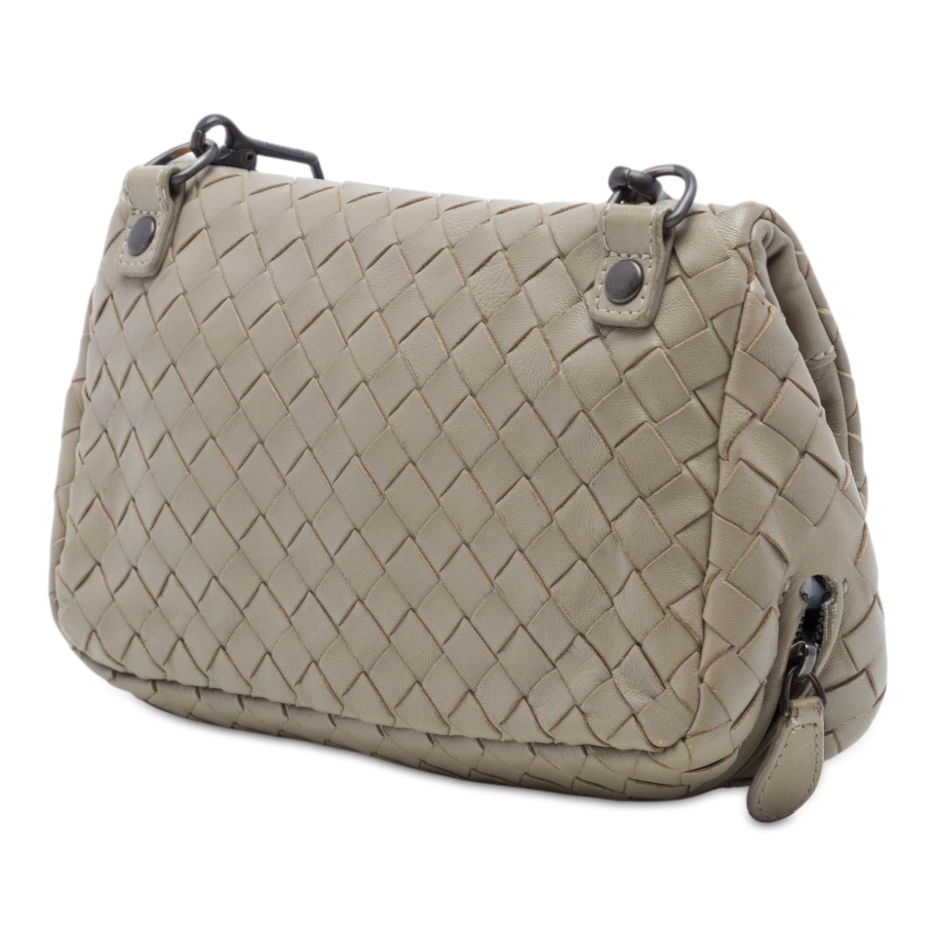 Bottega Veneta Mini Nappa Intrecciato Expandable Chain Flap Crossbody, från Luxclusif, i färgen beige. Klicka för att öppna bilden i stort format